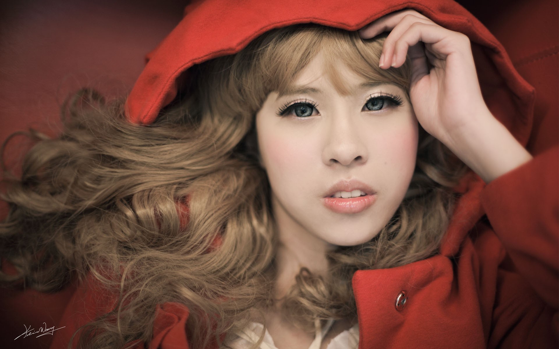 Девушка в красном пальто