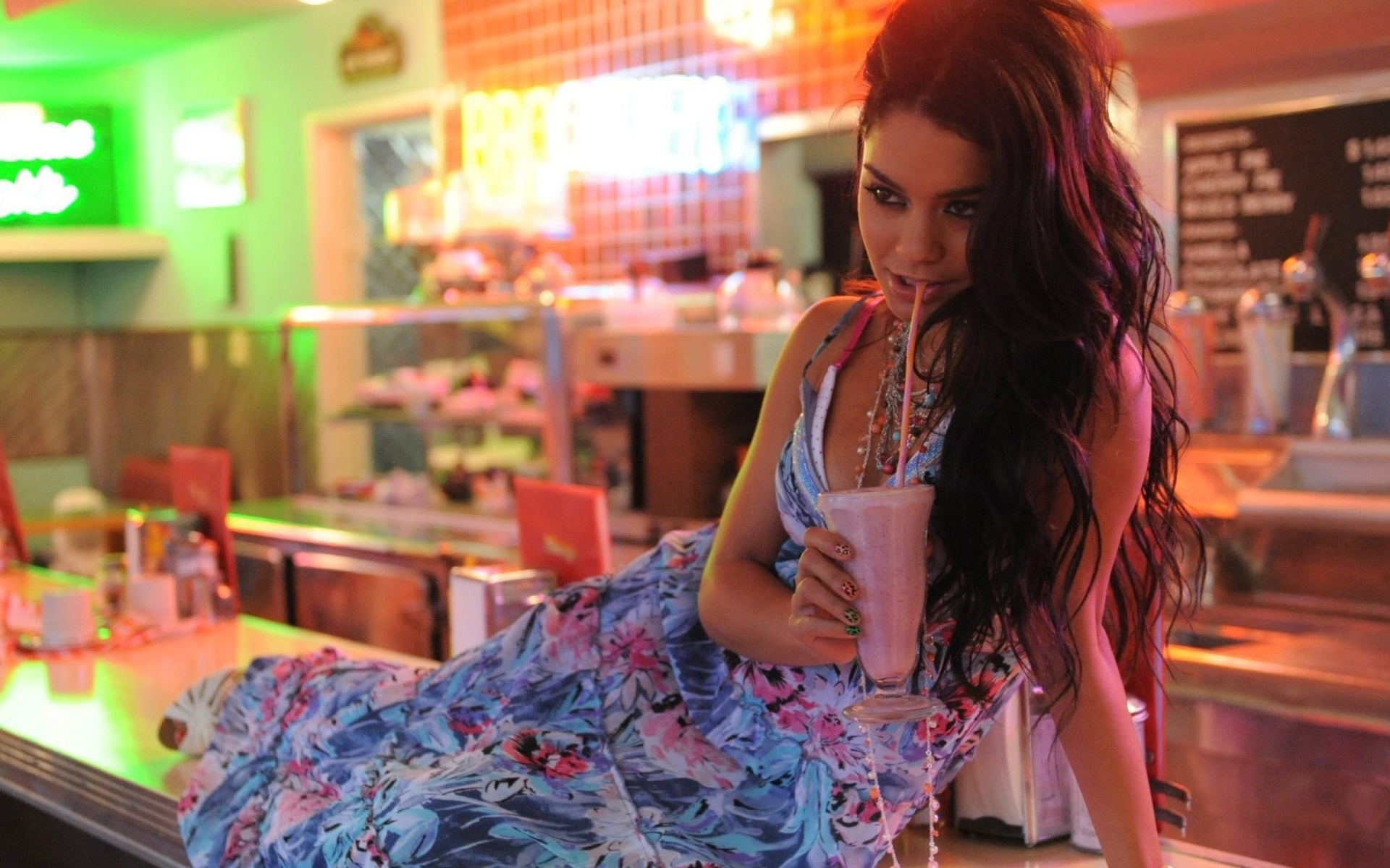 Ванесса пьет коктейль