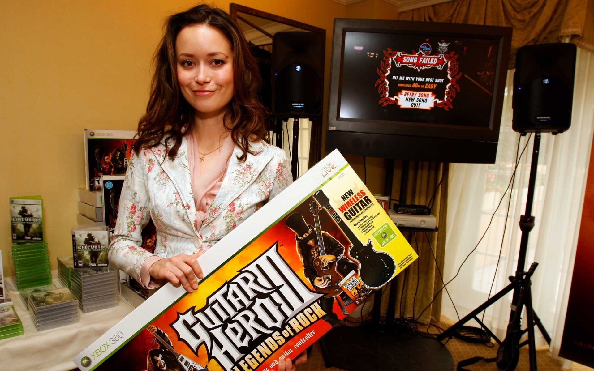 Актриса с рекламой гитары