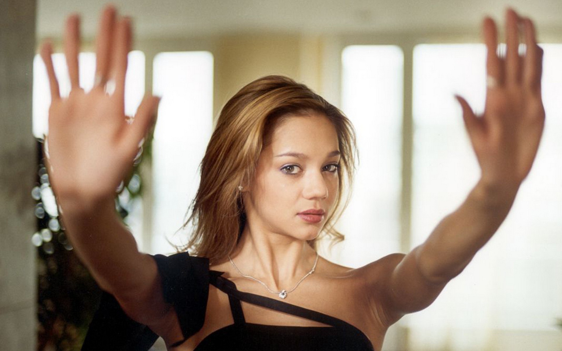 Девушка у стекла