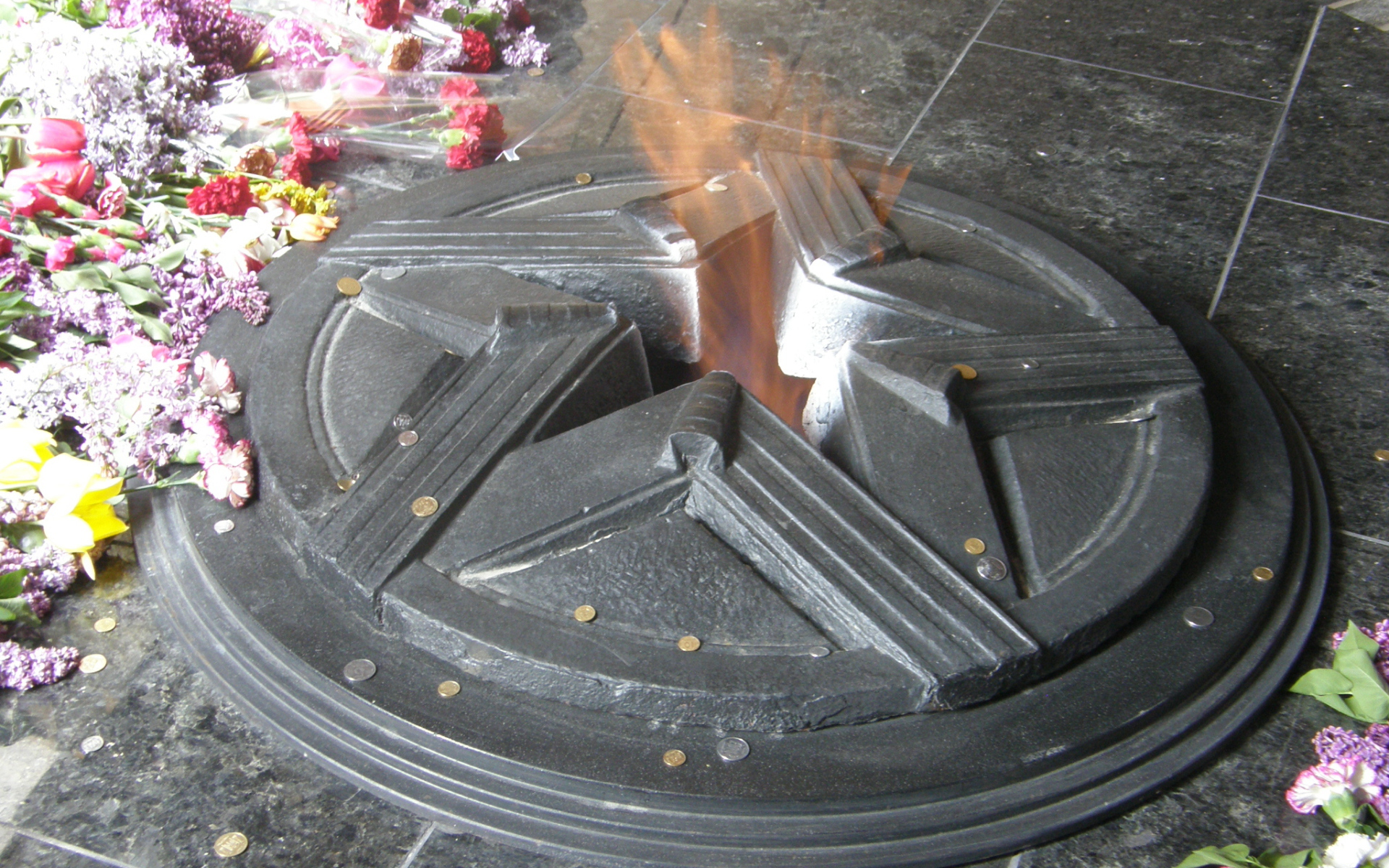 Пламя вечного огня в День Победы 9 мая