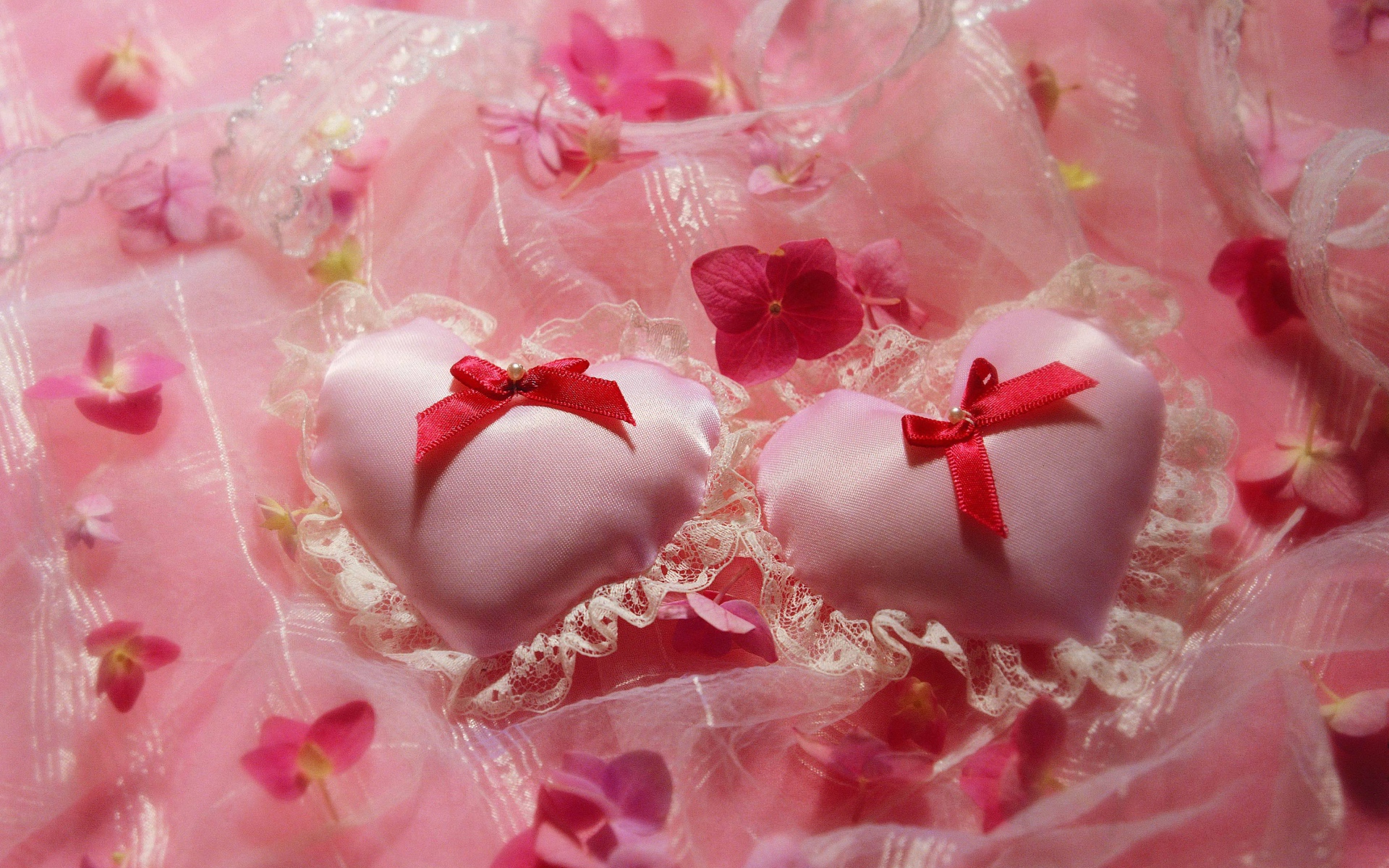 Два розовых сердца на День Влюбленных 14 февраля