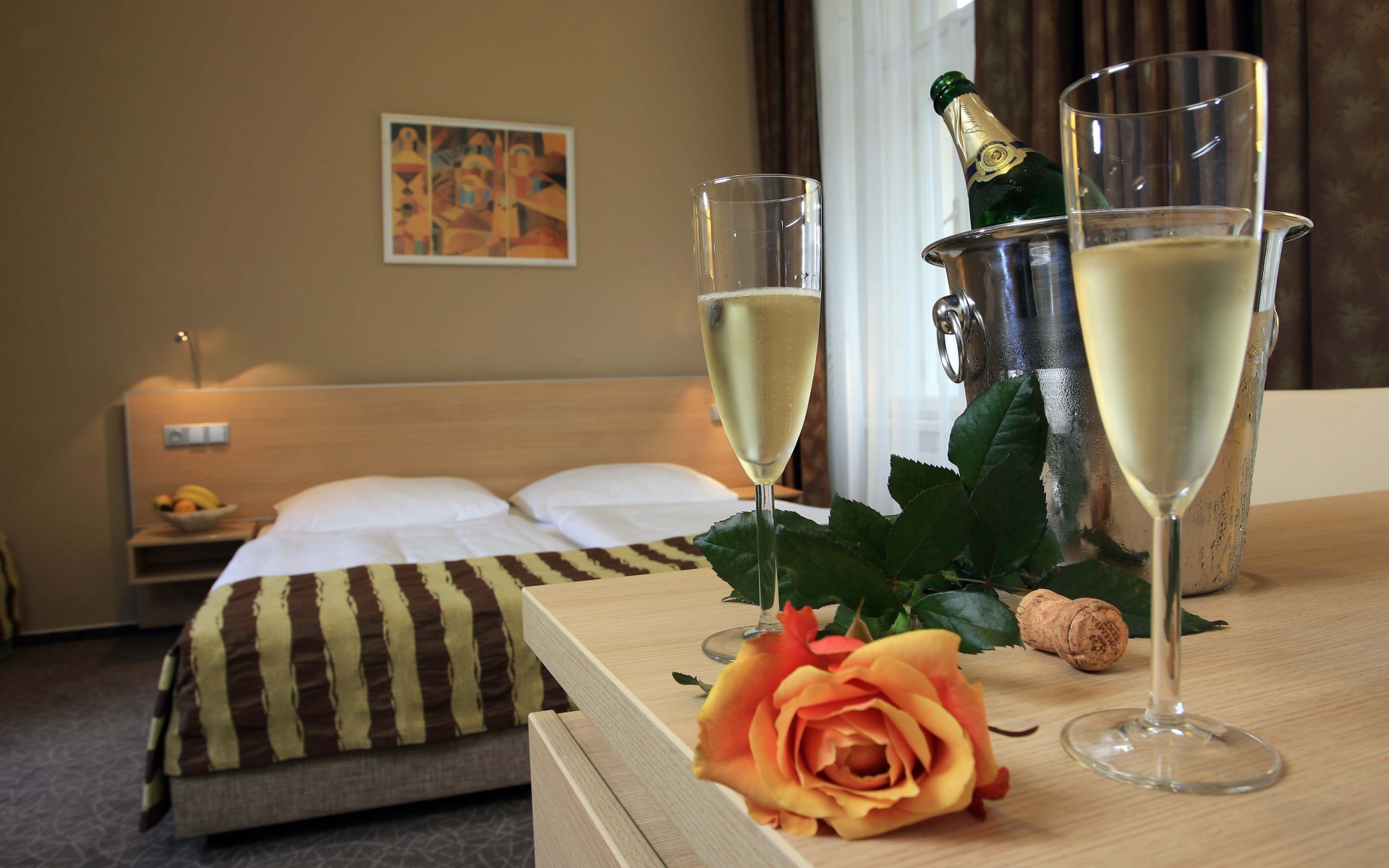 Шампанское в спальне