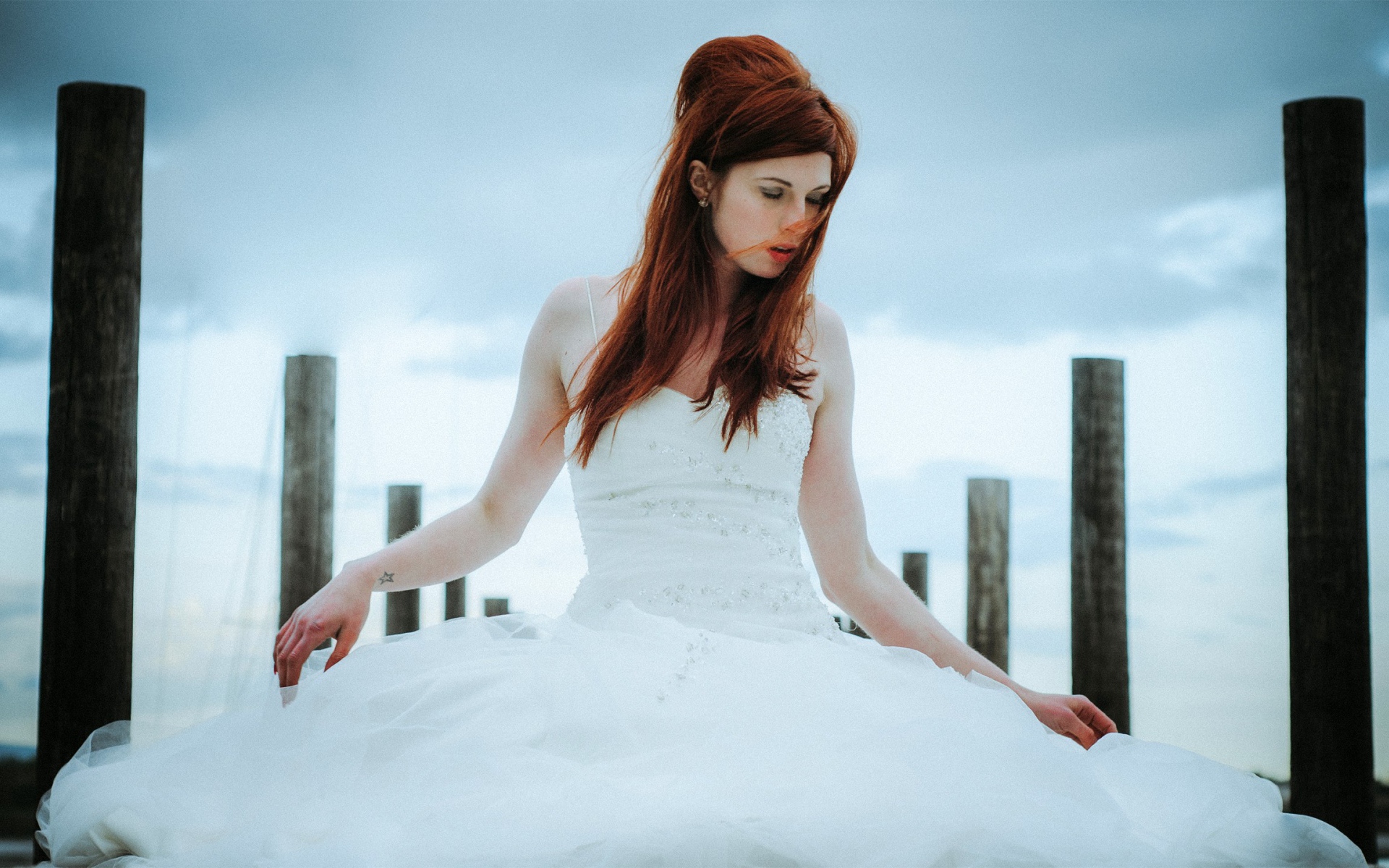 Девушка в свадебном платье