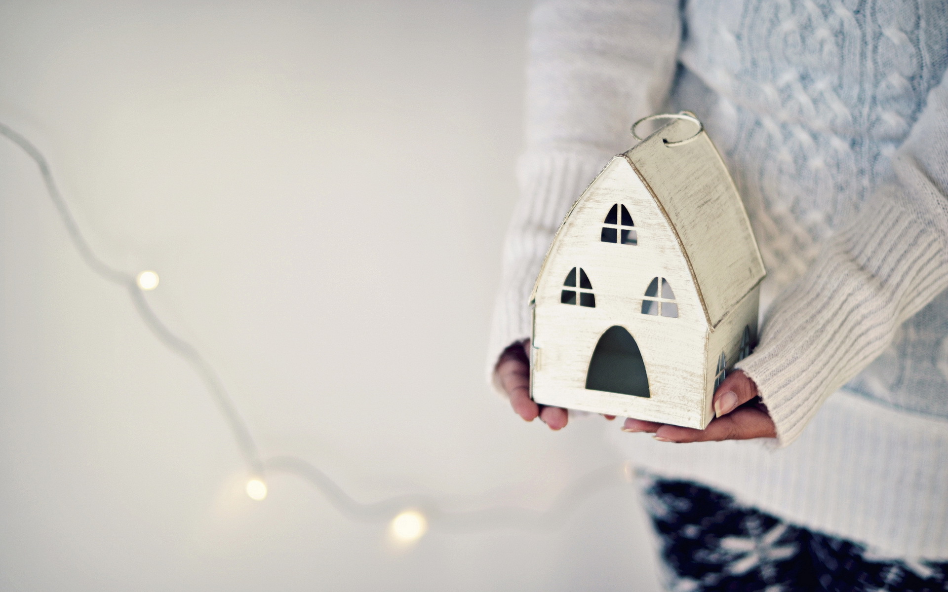 Игрушка дом в руках