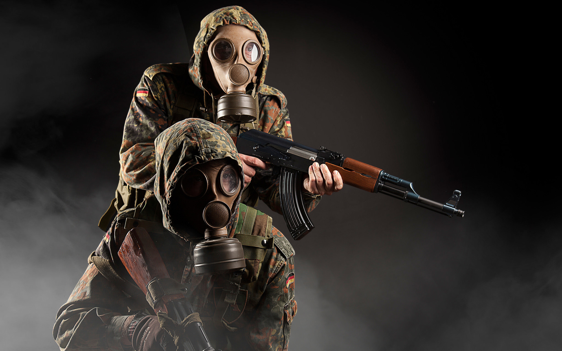 Солдаты в противогазах