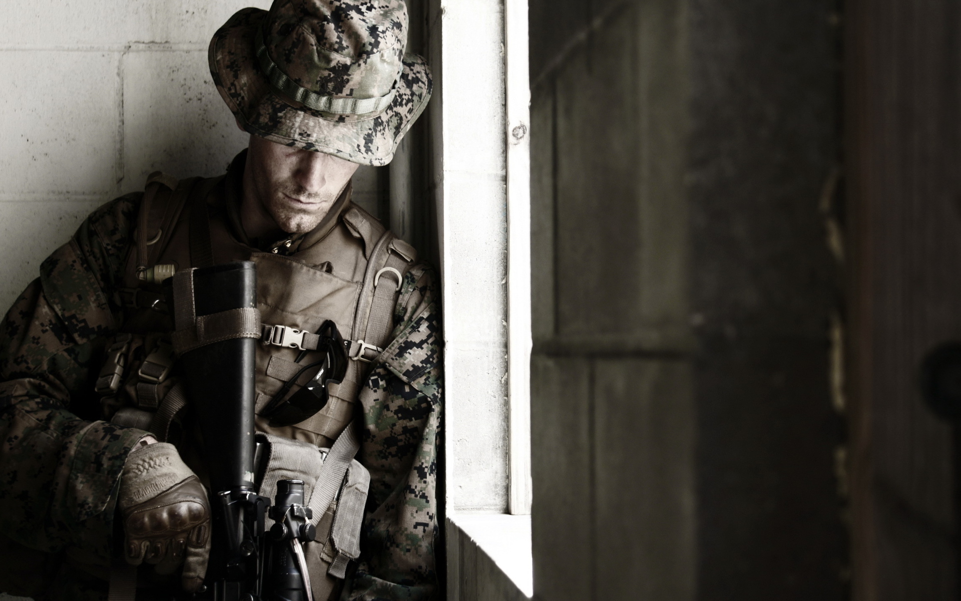 Солдат около окна