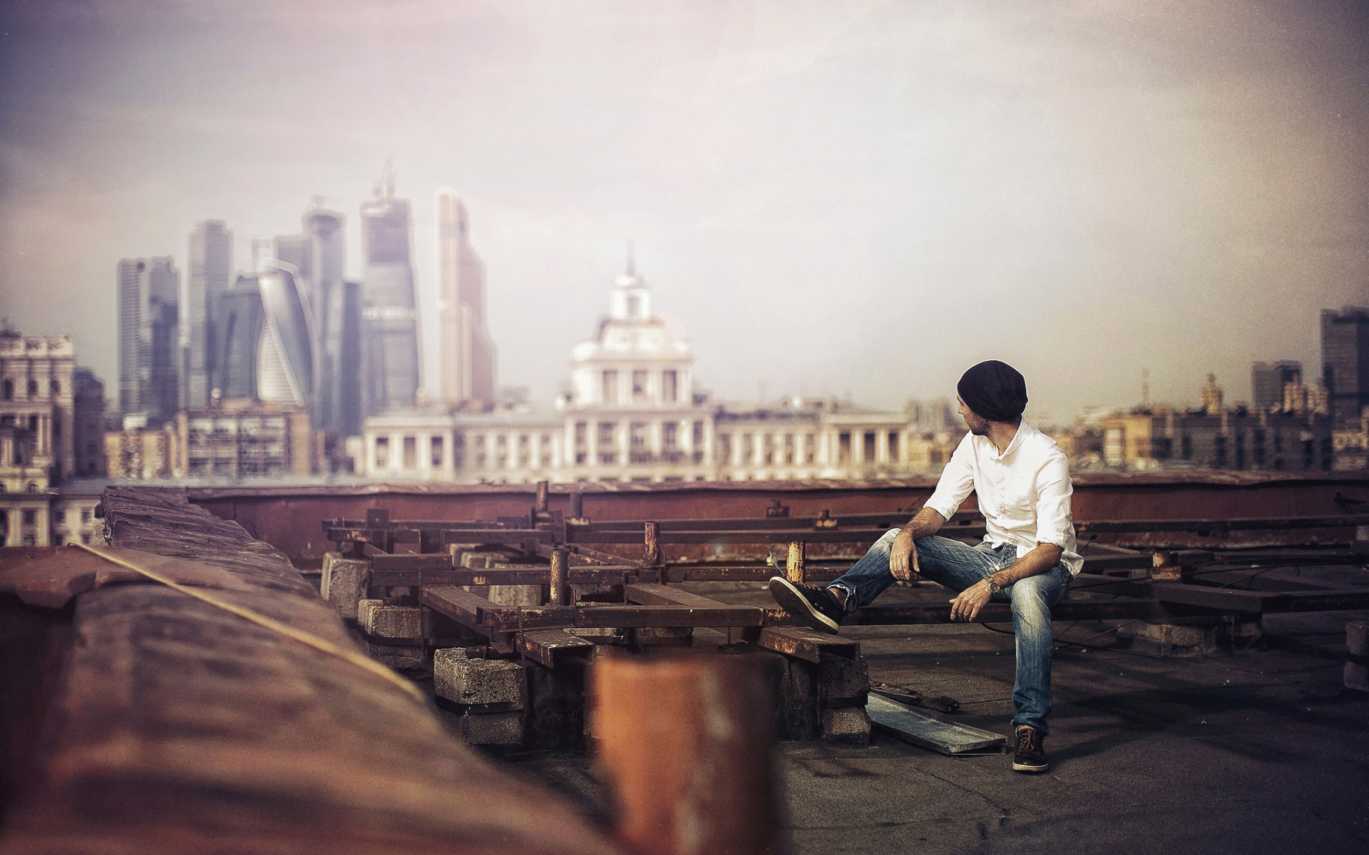 Парень смотрит на город