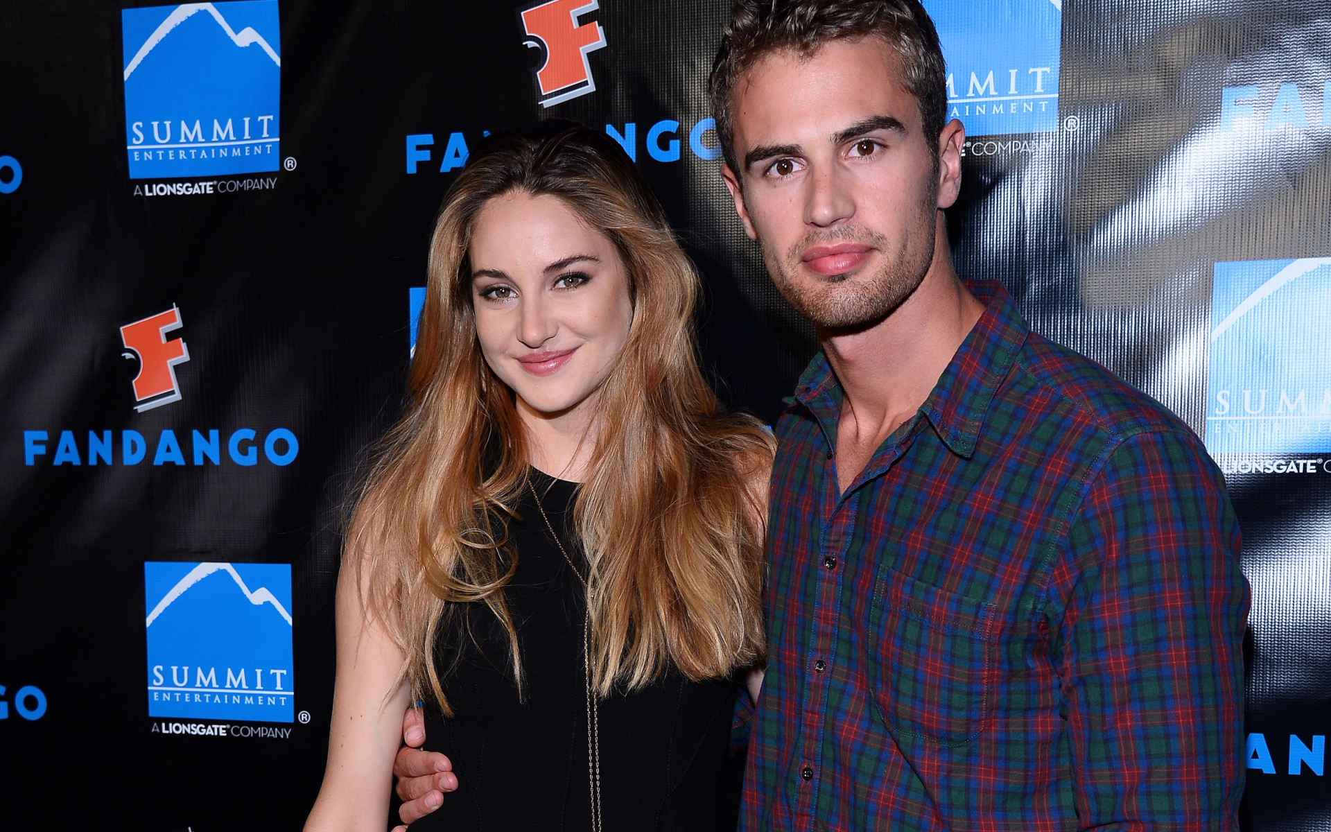 Популярная Кинозвезда Тео Джеймс