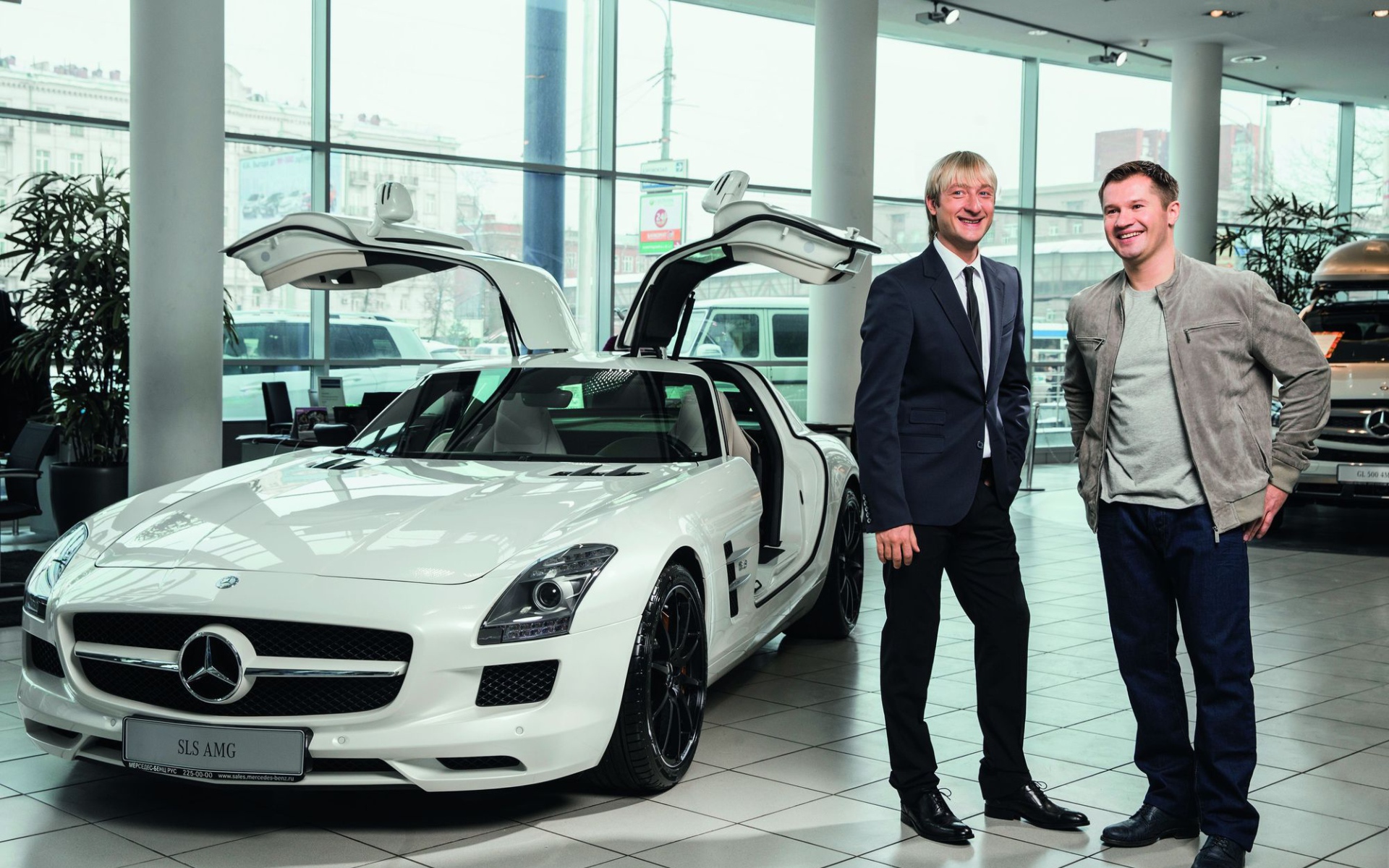 Евгений Плющенко в автосалоне