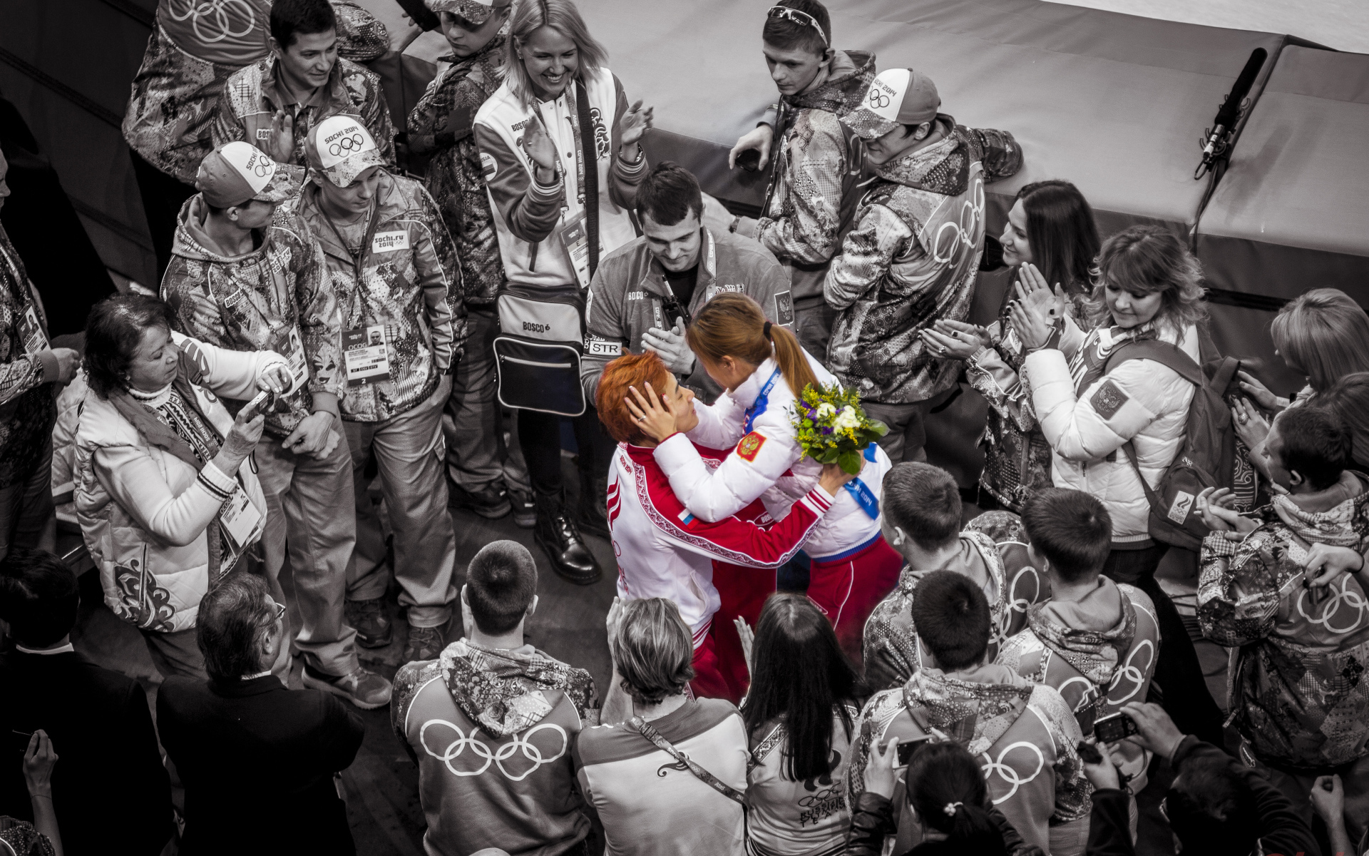 Команда приветствует  победителя Виктора Ана