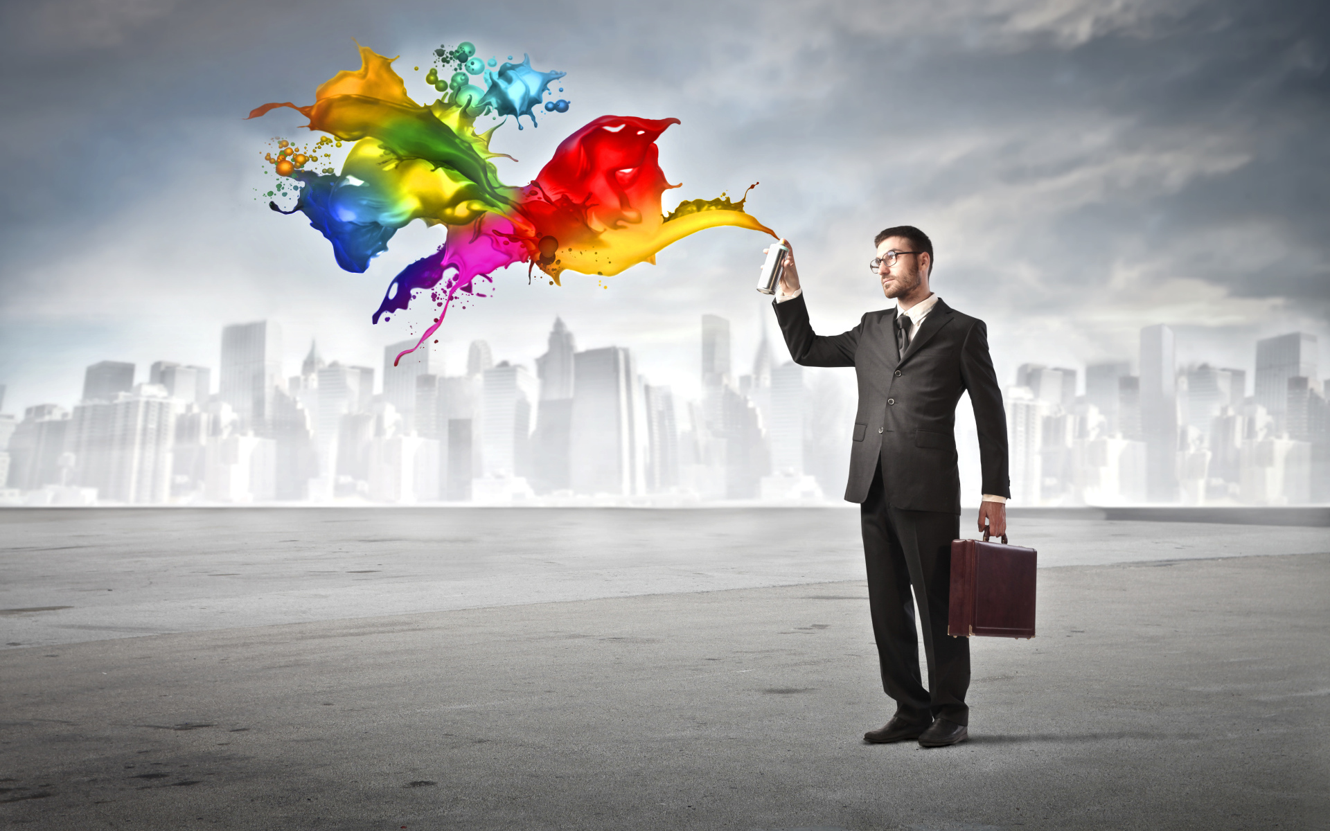 Мужчина распыляет краски