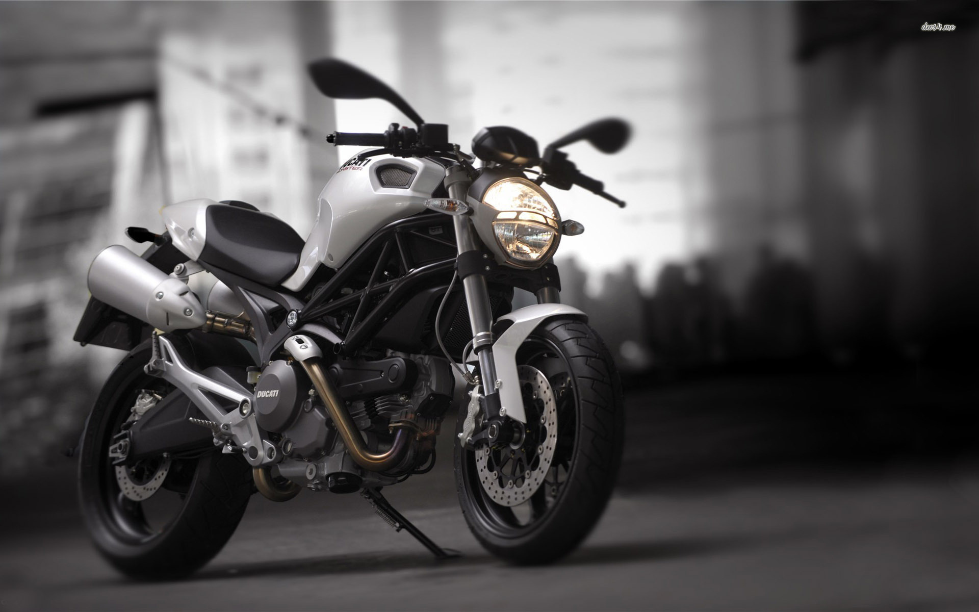 Красивый мотоцикл Ducati Monster 1200