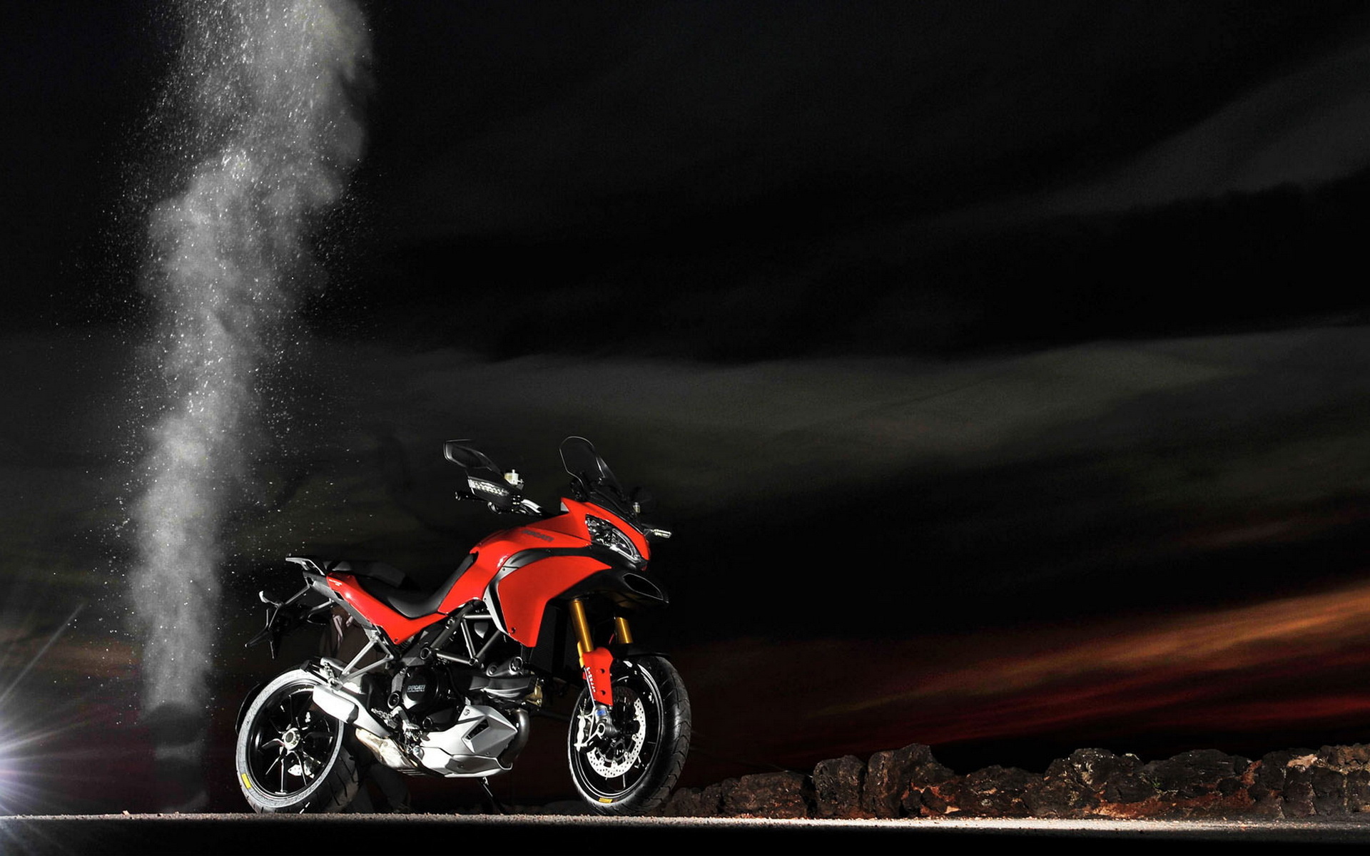 Красивый мотоцикл Ducati Multistrada 1200