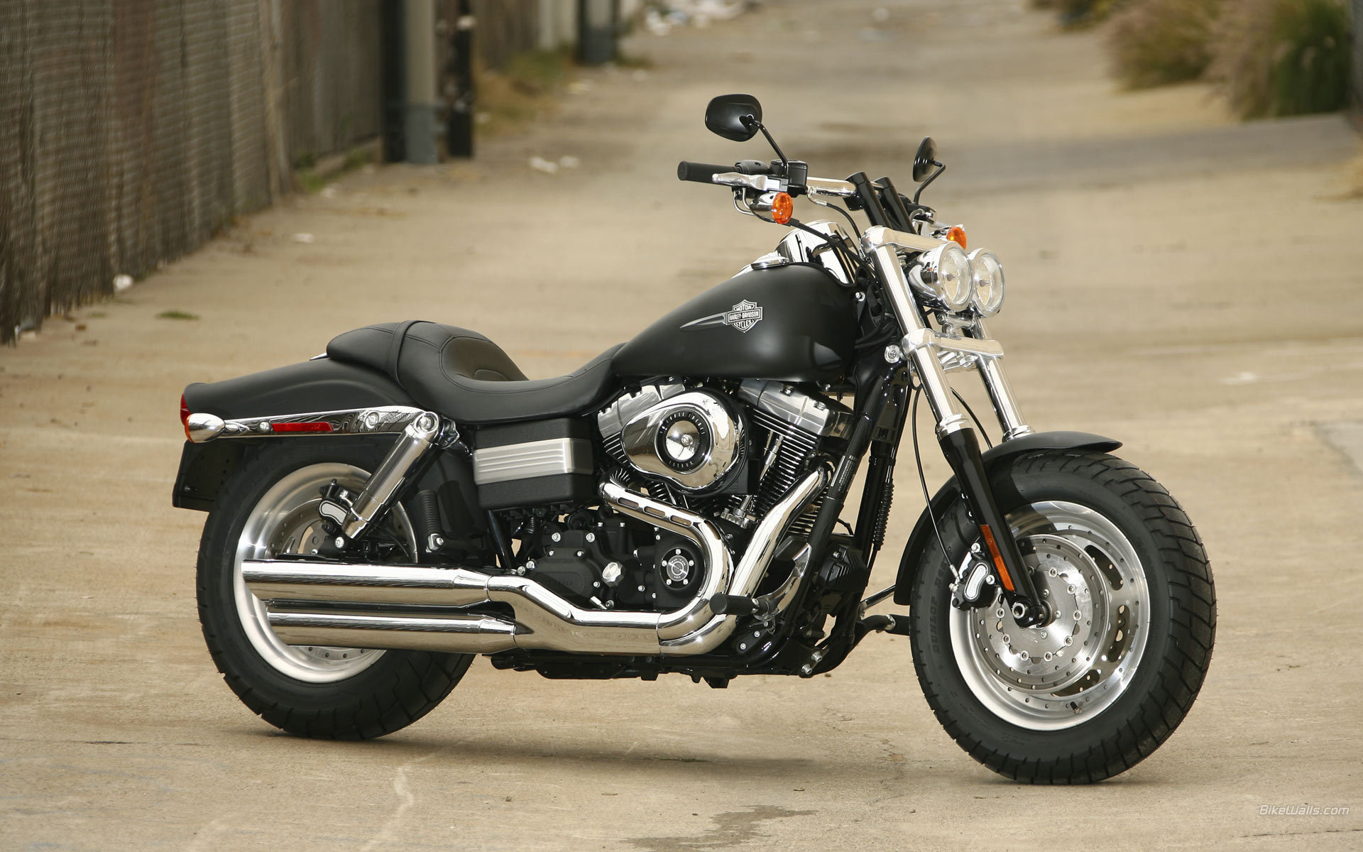 Красивый мотоцикл Harley-Davidson Dyna Super Glide Custom