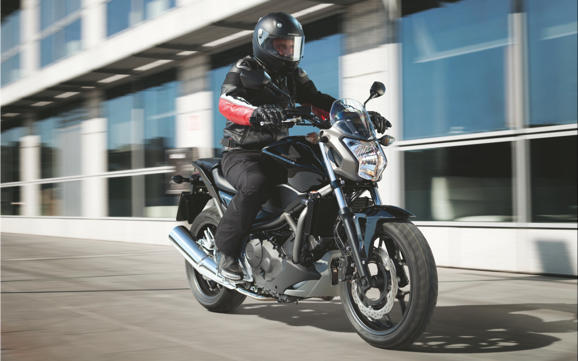 Красивый мотоцикл Honda NC 700 S