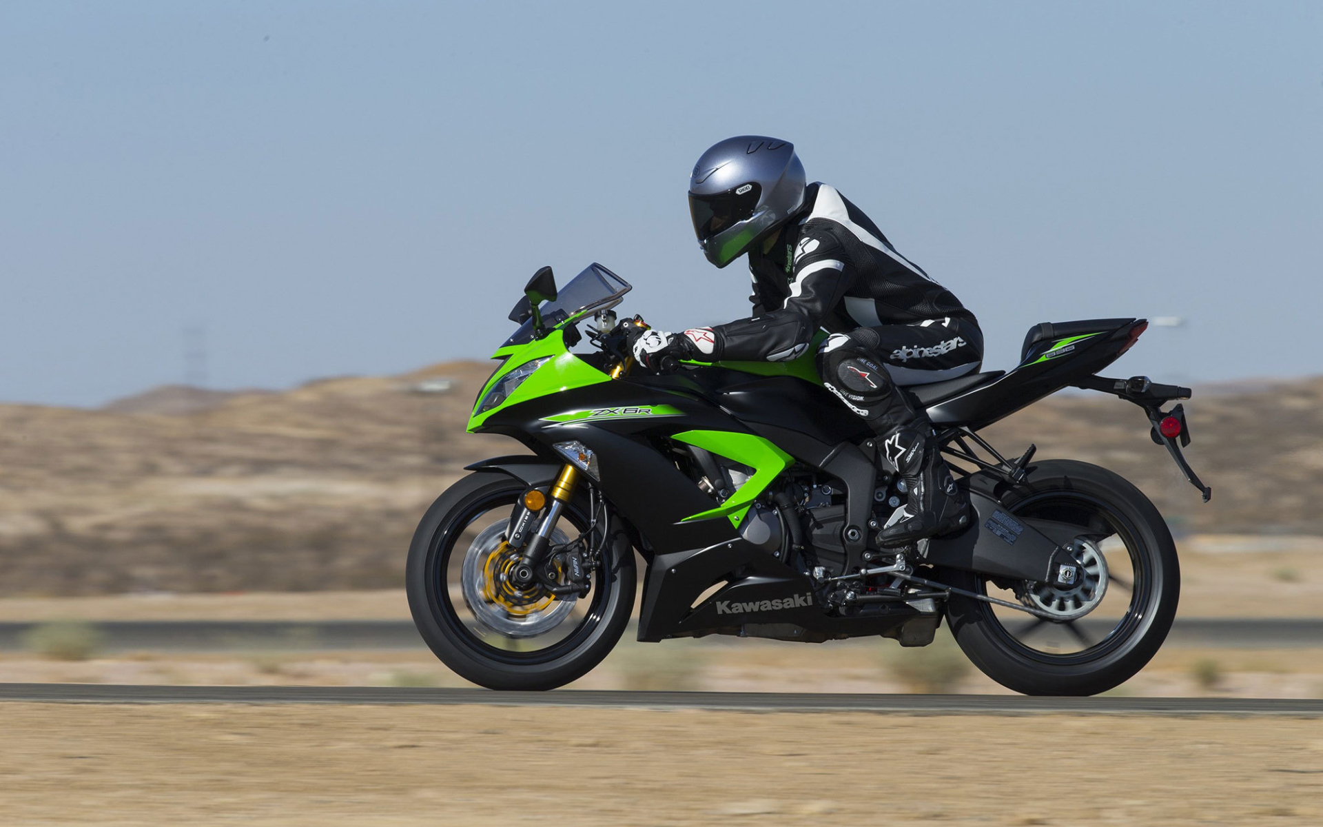 Красивый мотоцикл Kawasaki Ninja ZX-6R 636 Performance