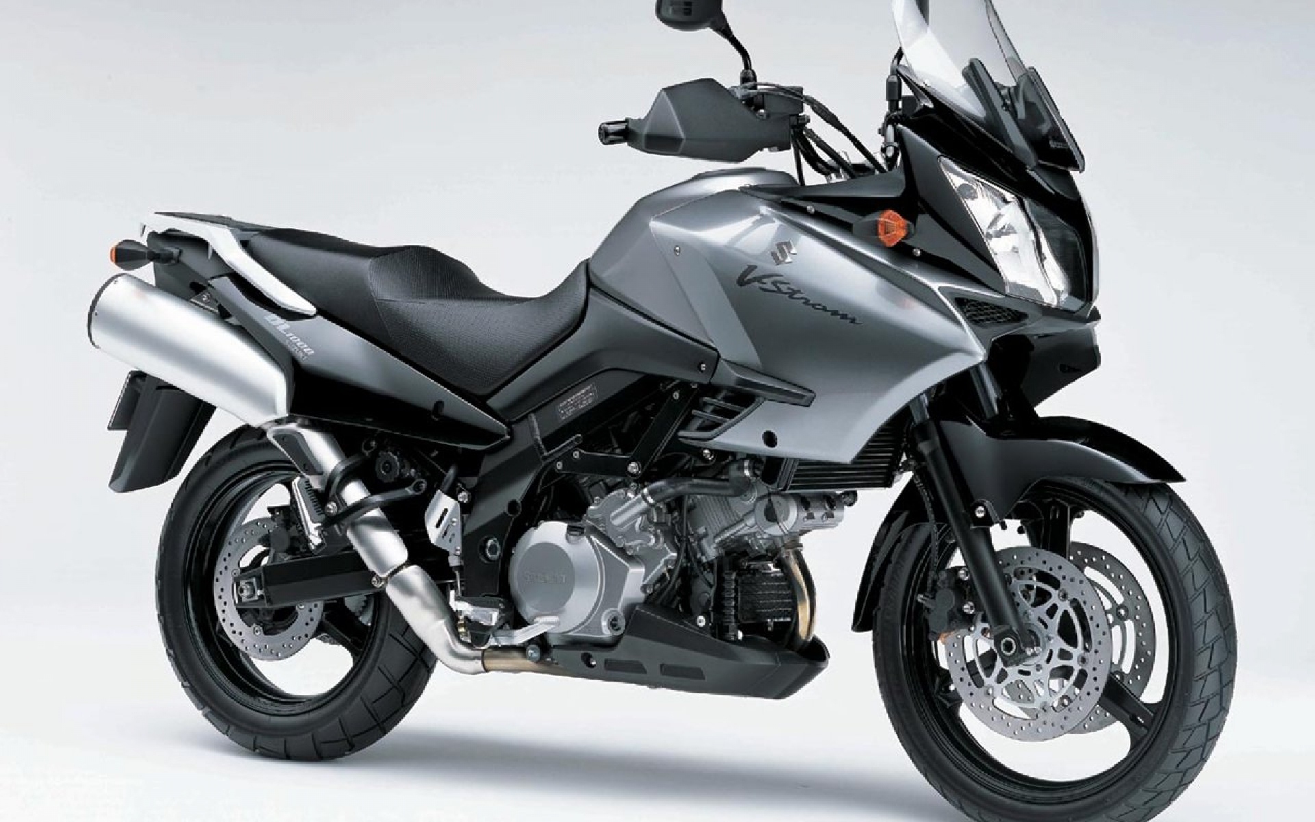 Красивый мотоцикл Suzuki V-Storm 1000  DL