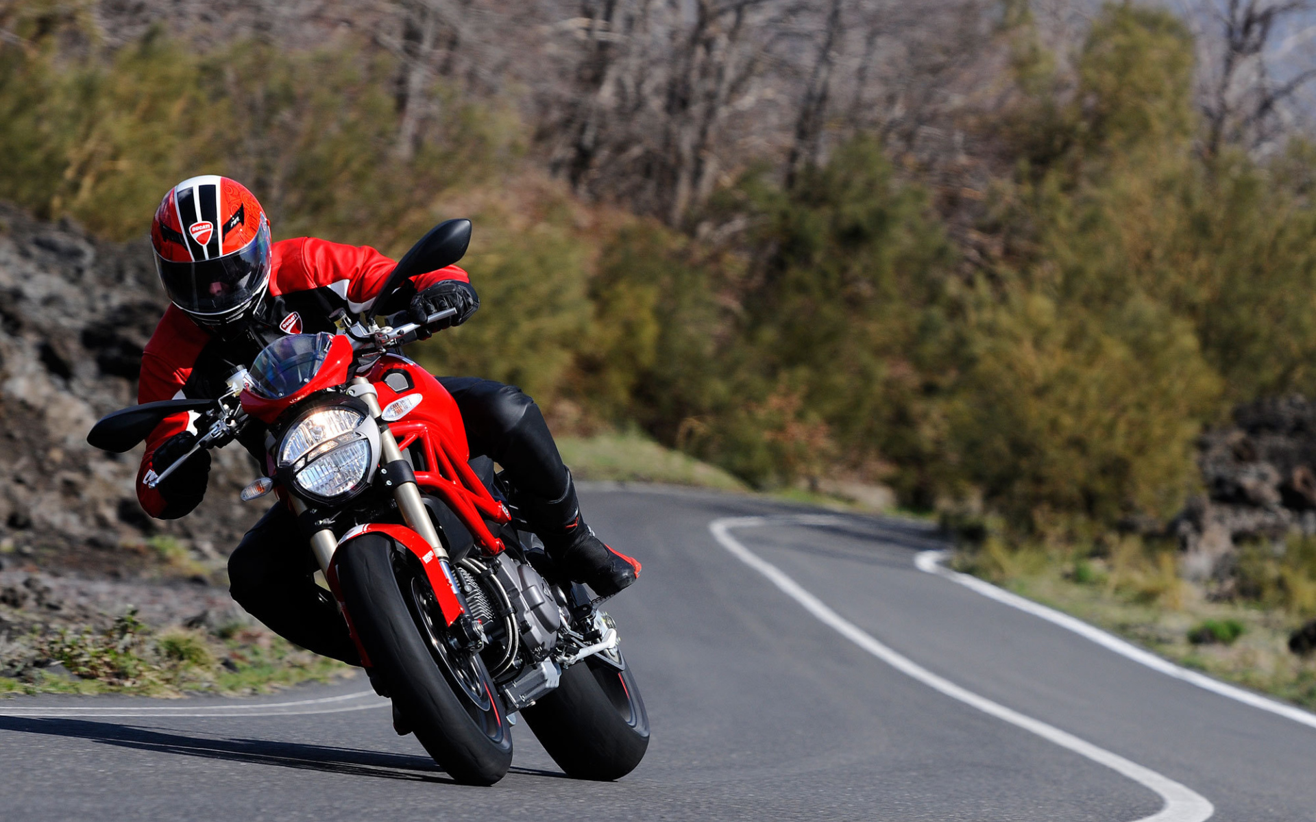 Быстрый мотоцикл Ducati Monster 796 Corse Stripe