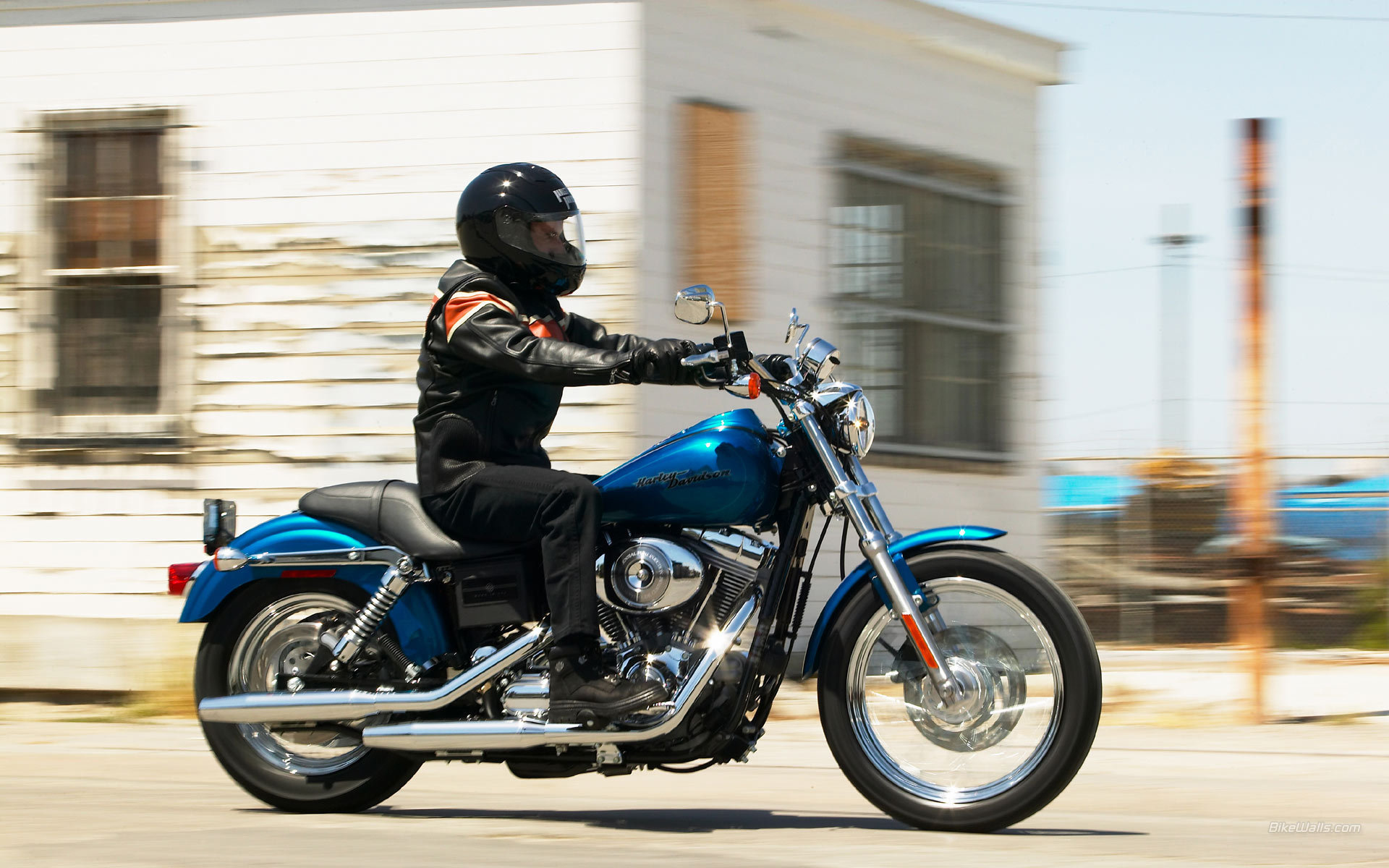 Быстрый мотоцикл Harley-Davidson Dyna Super Glide Custom