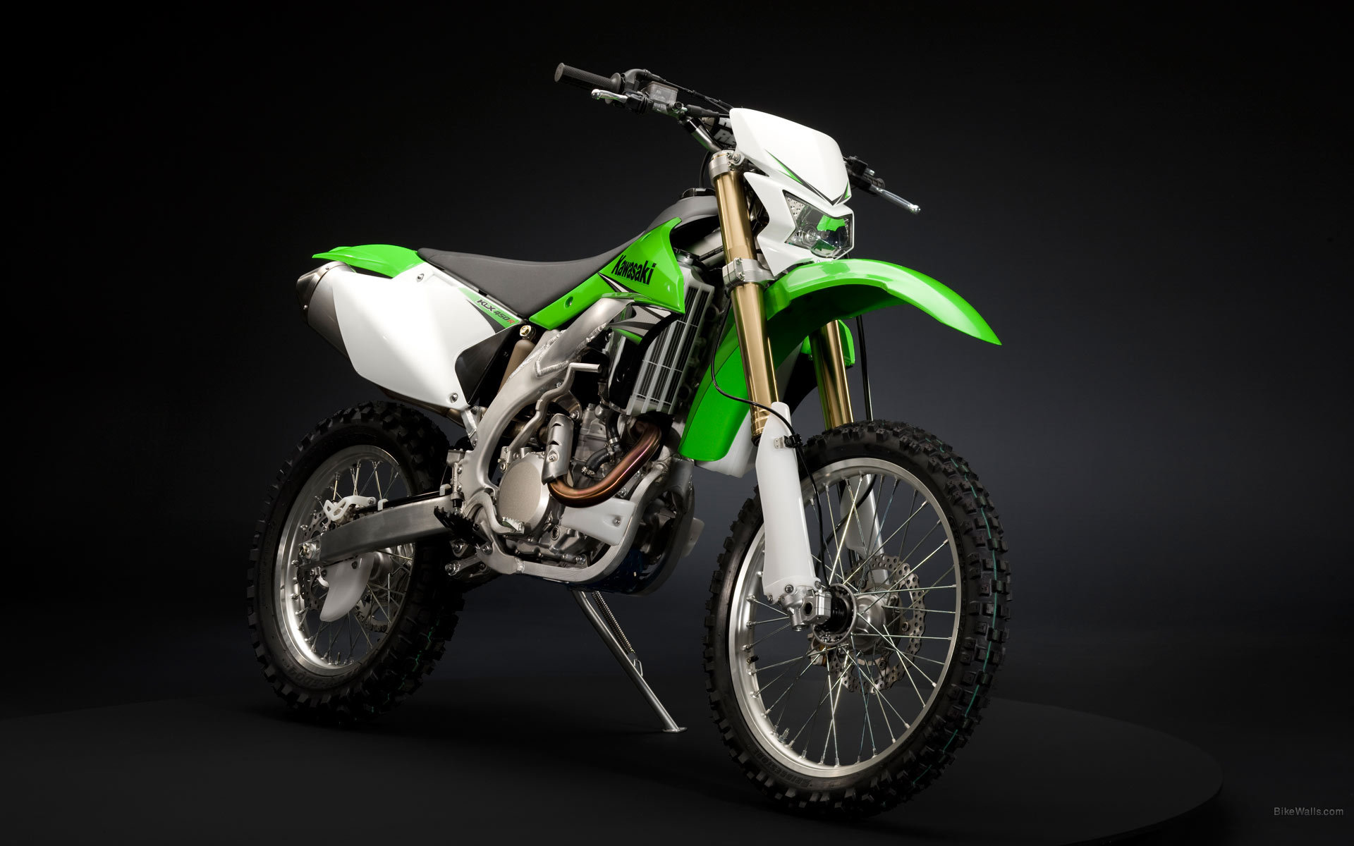 Быстрый мотоцикл Kawasaki KLX 450 R