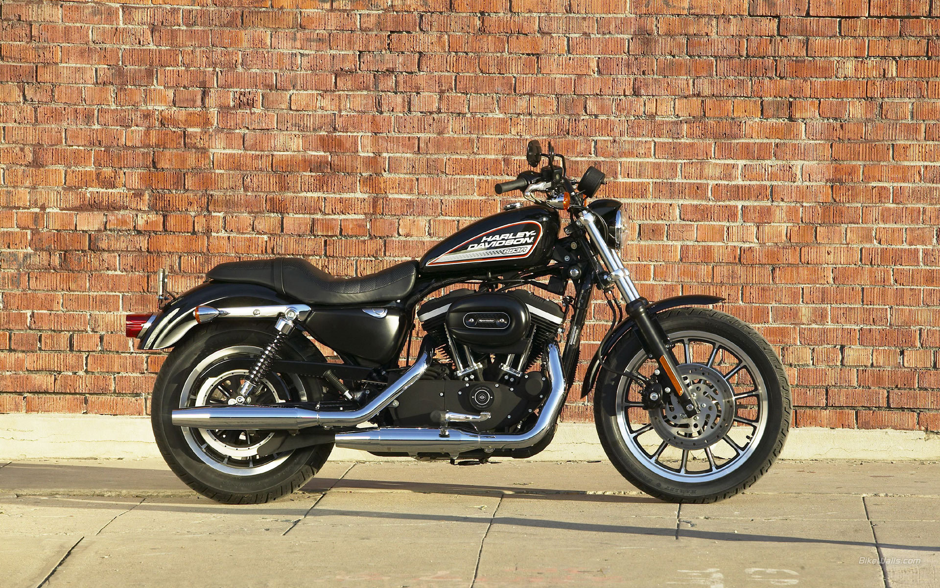 Мотоцикл модели Harley-Davidson XL 883R Sportster Roadster
