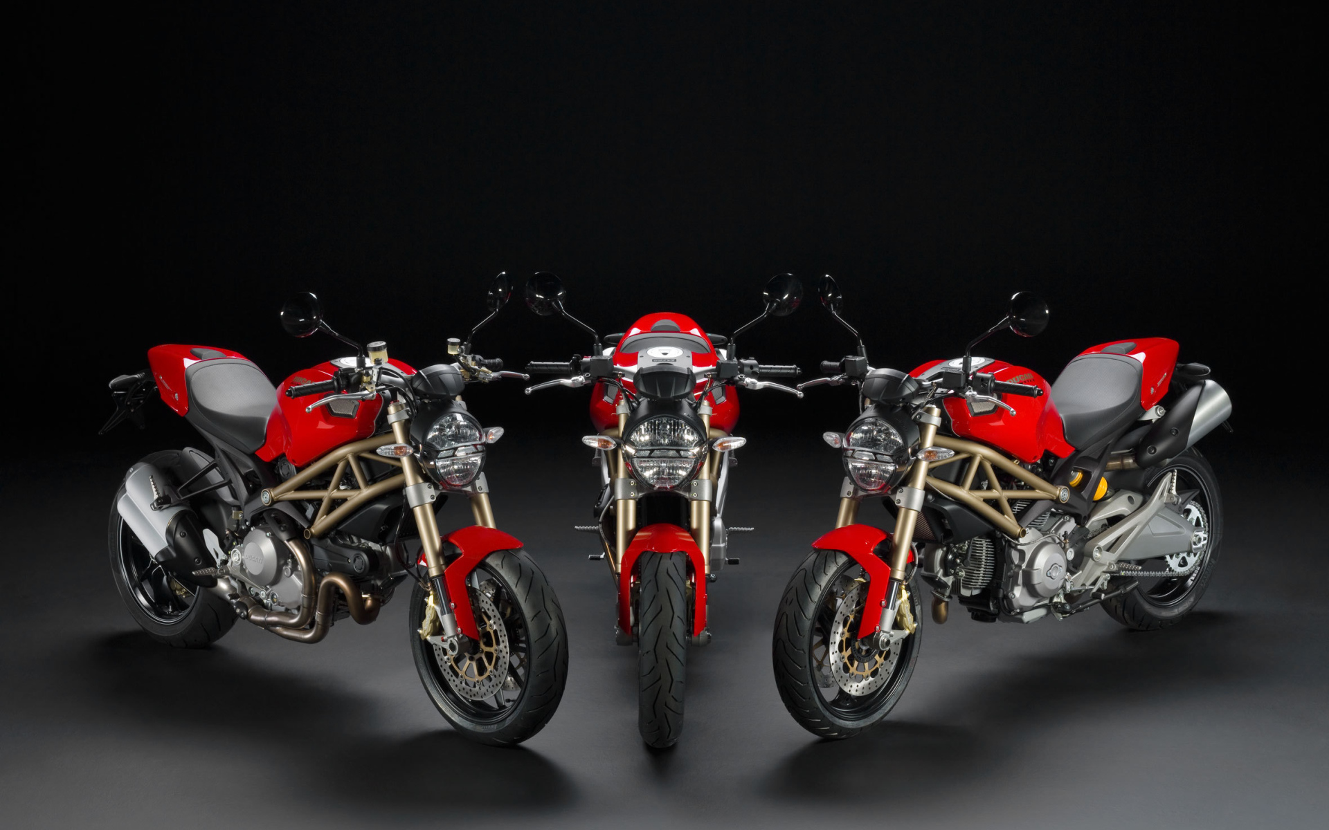 Новый мотоцикл на дороге Ducati Monster Diesel