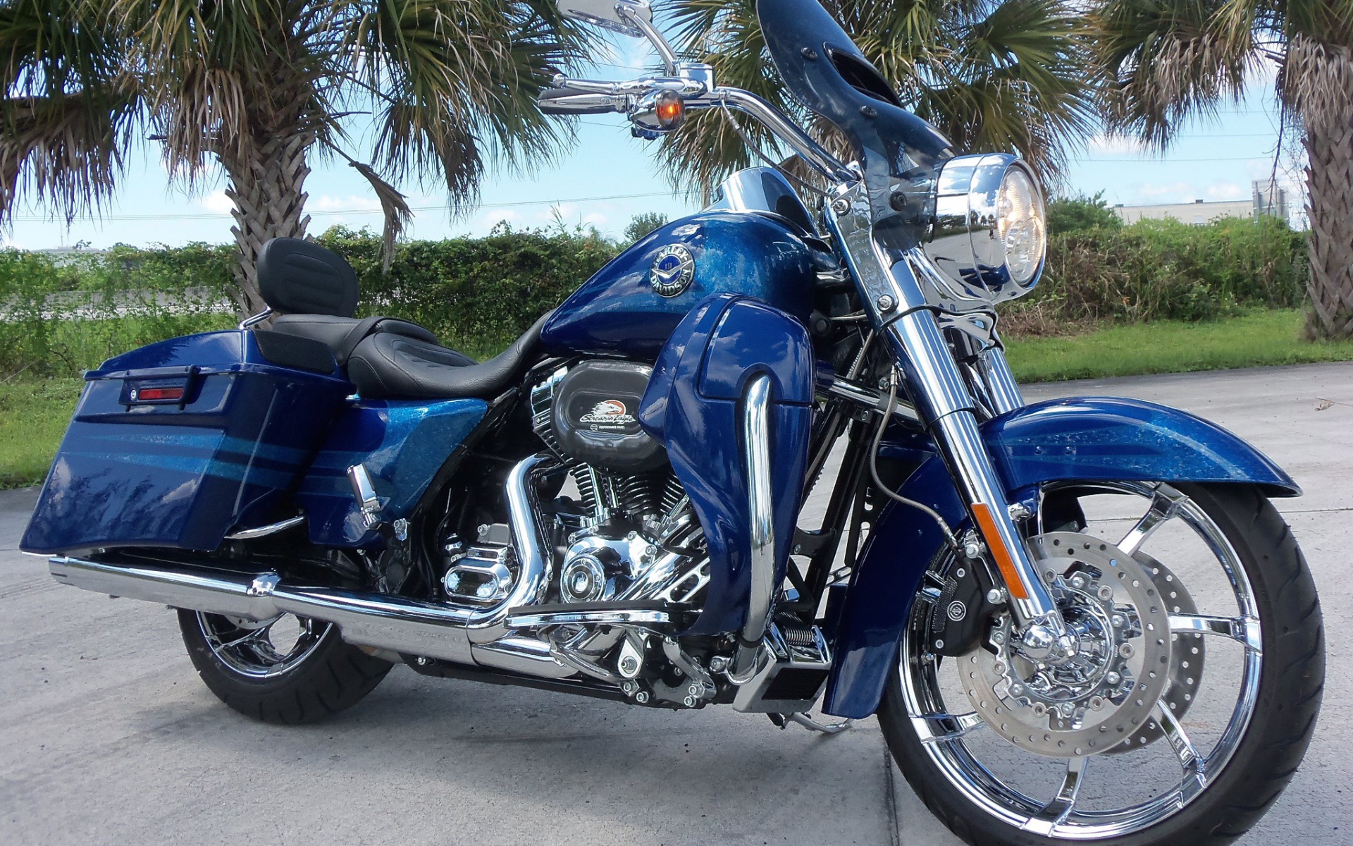 Новый мотоцикл на дороге Harley-Davidson CVO Road King