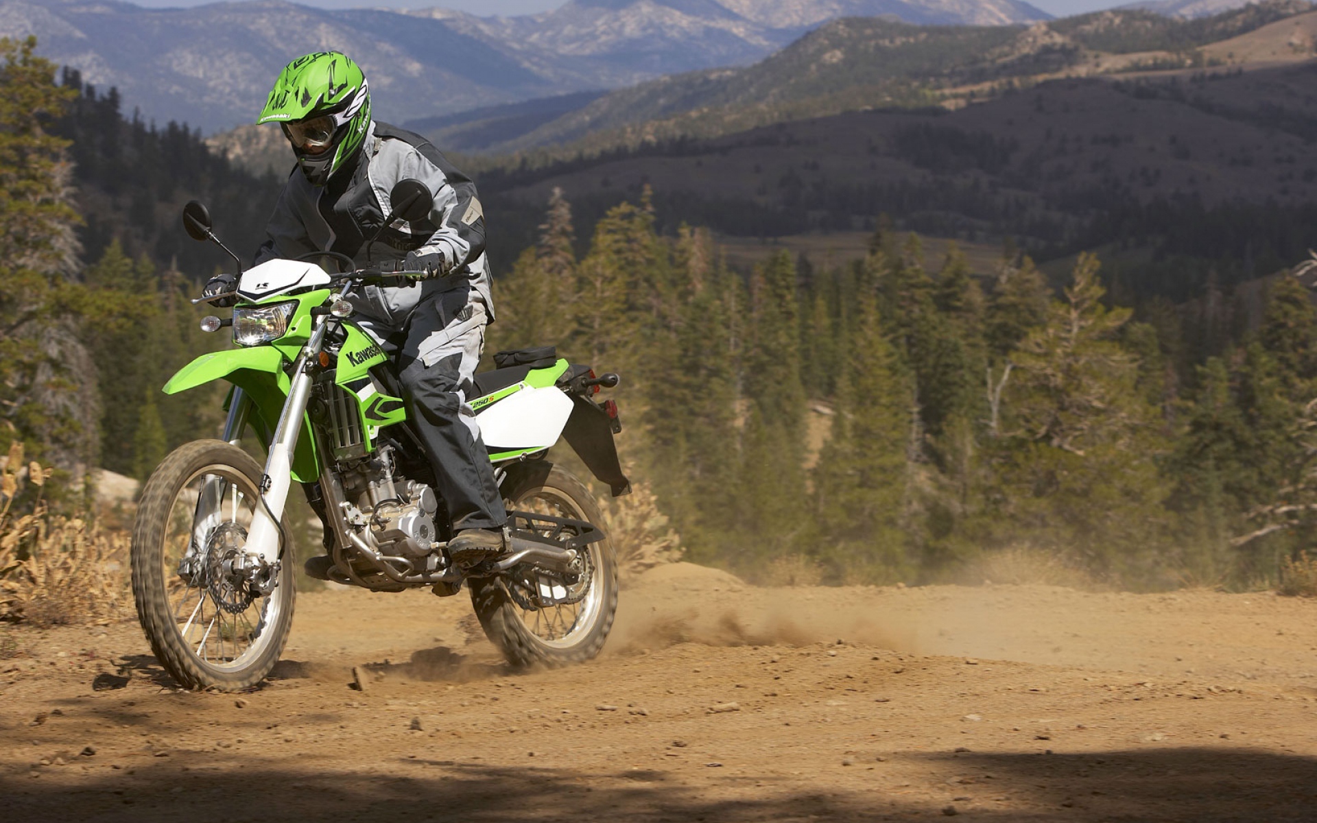 Новый мотоцикл на дороге Kawasaki KLX 250