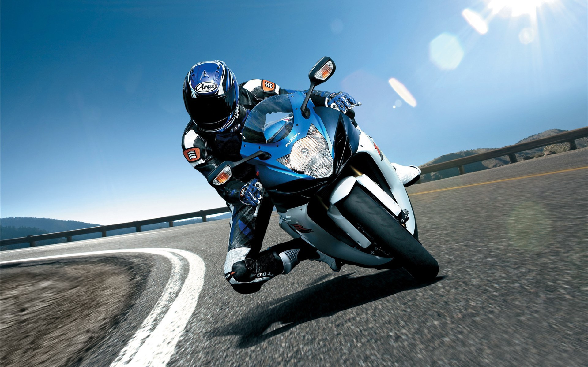 Новый мотоцикл на дороге Suzuki  GSX-R 750