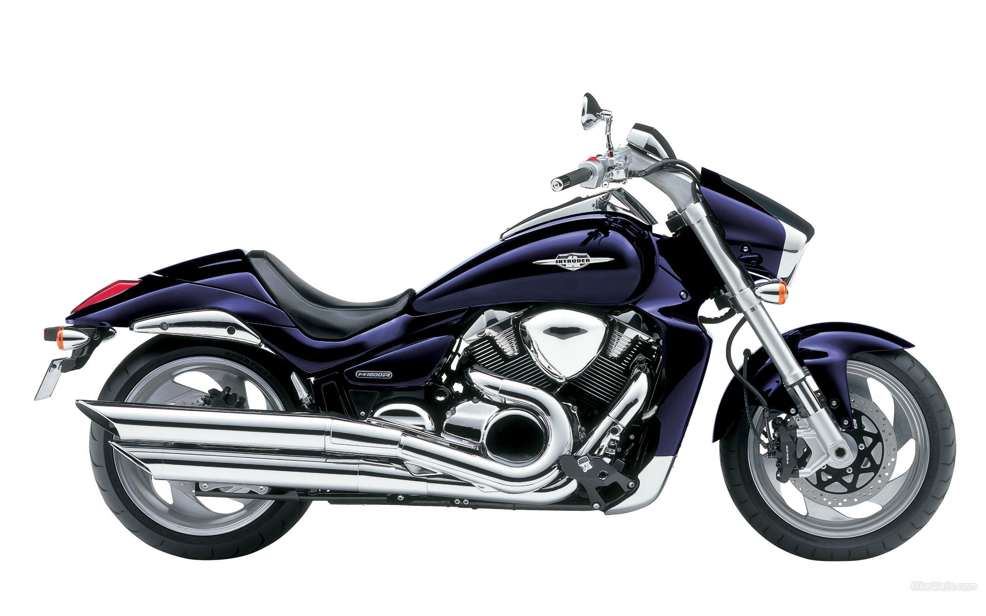 Новый мотоцикл на дороге Suzuki Intruder M1800 R