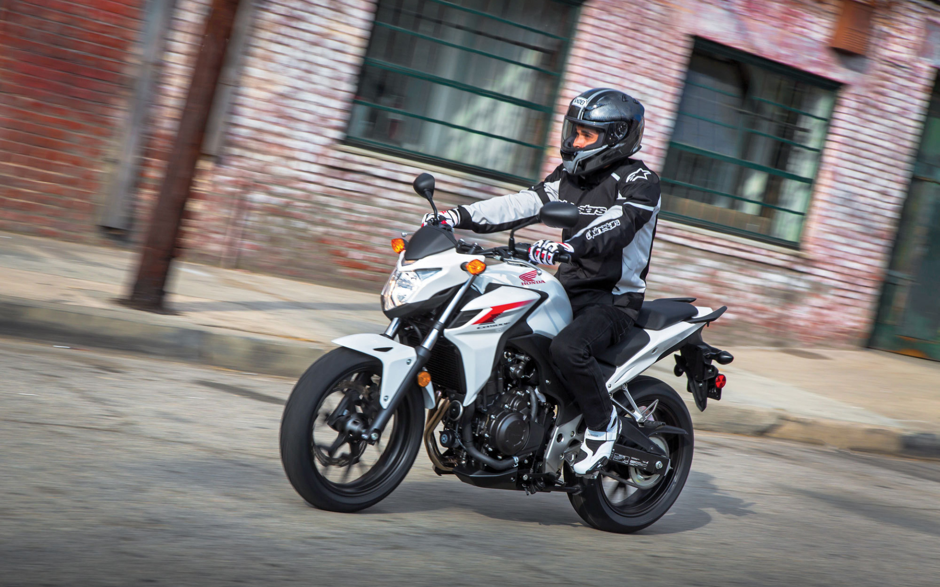 Новый мотоцикл на дороге Новый мотоцикл Honda CB 500 F