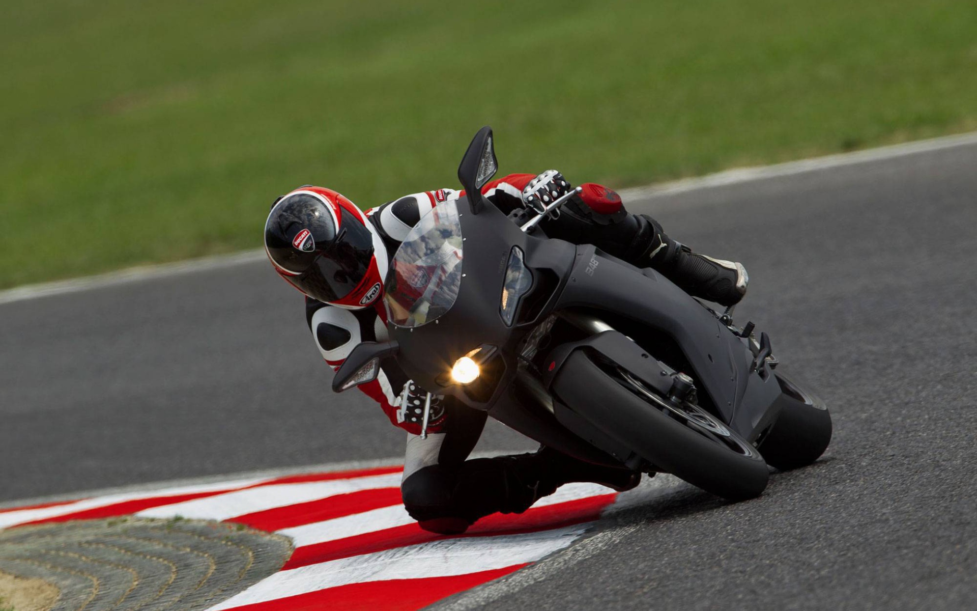 Новый надежный мотоцикл Ducati Superbike 848 Evo