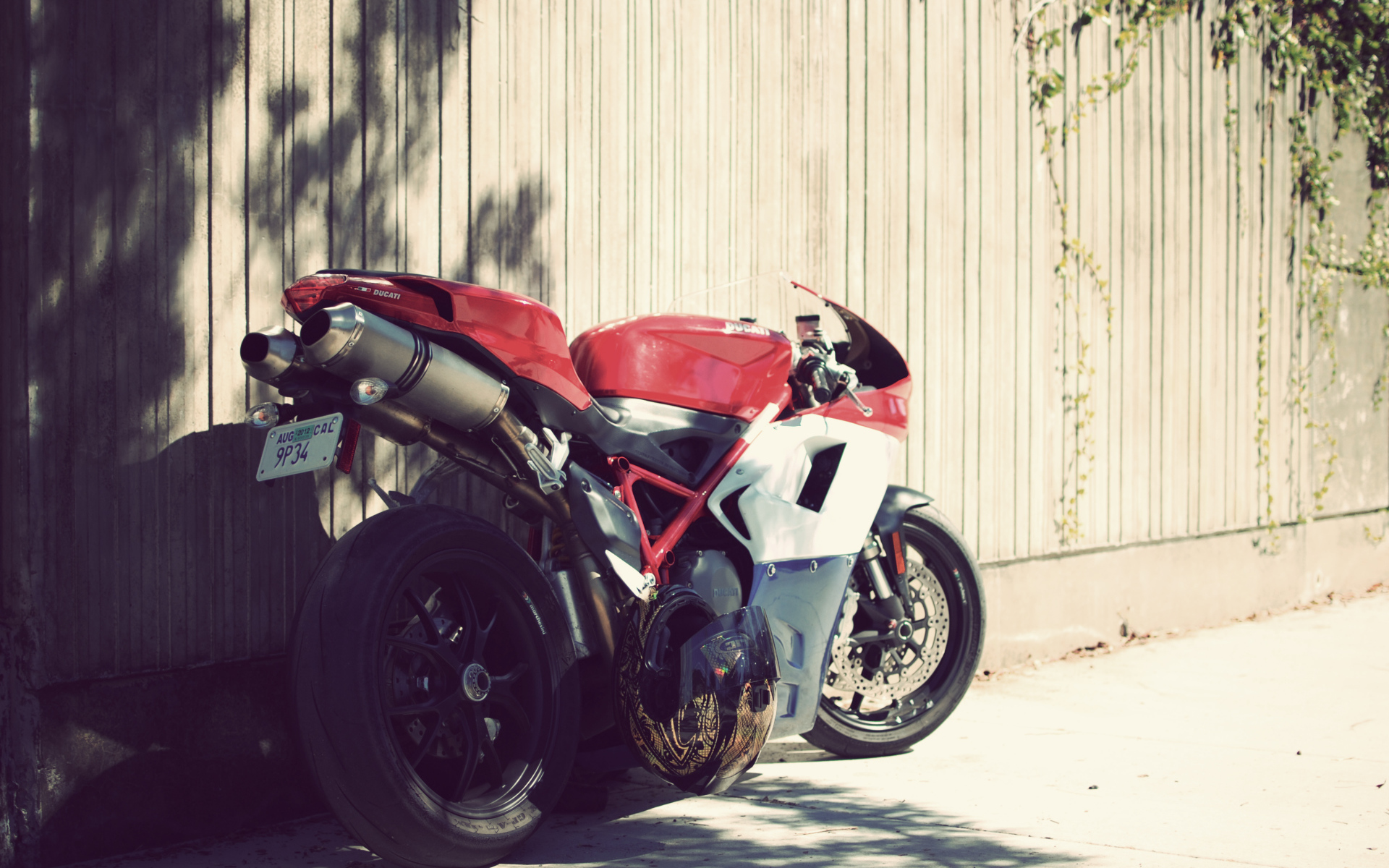 Мощный мотоцикл у забора