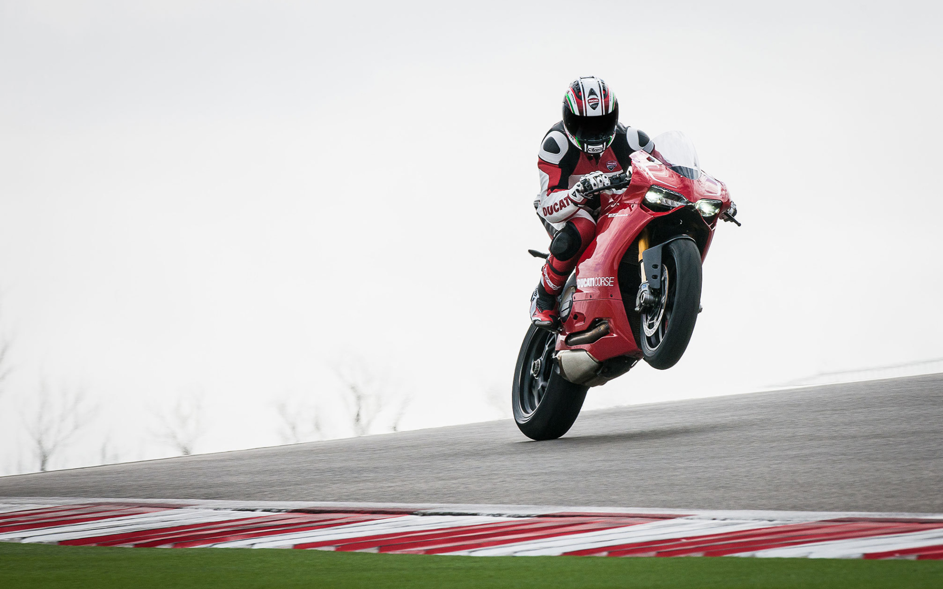 Тест-драйв мотоцикла Ducati Superbike 1199 Panigale