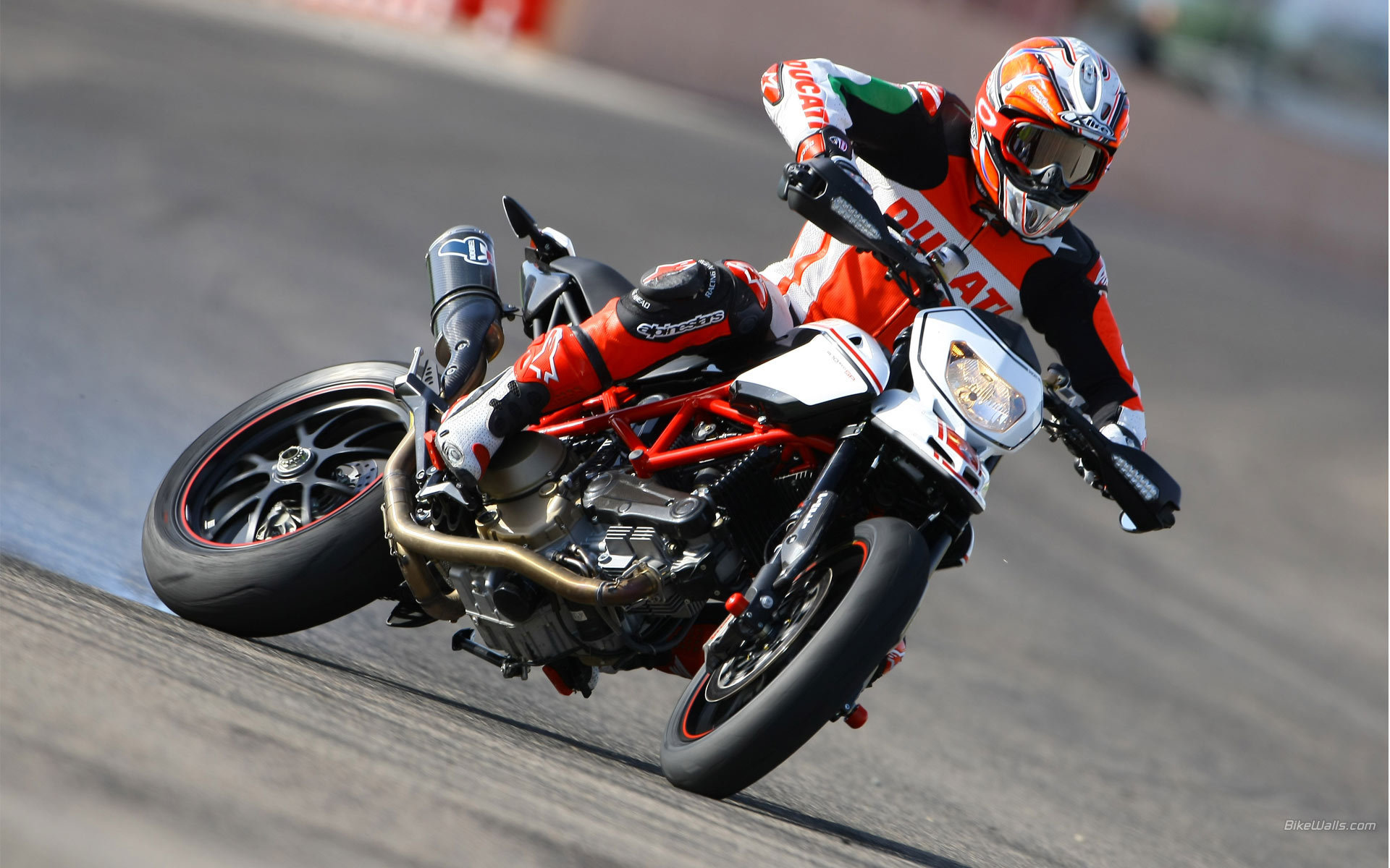 Быстрый мотоцикл Ducati Hypermotard