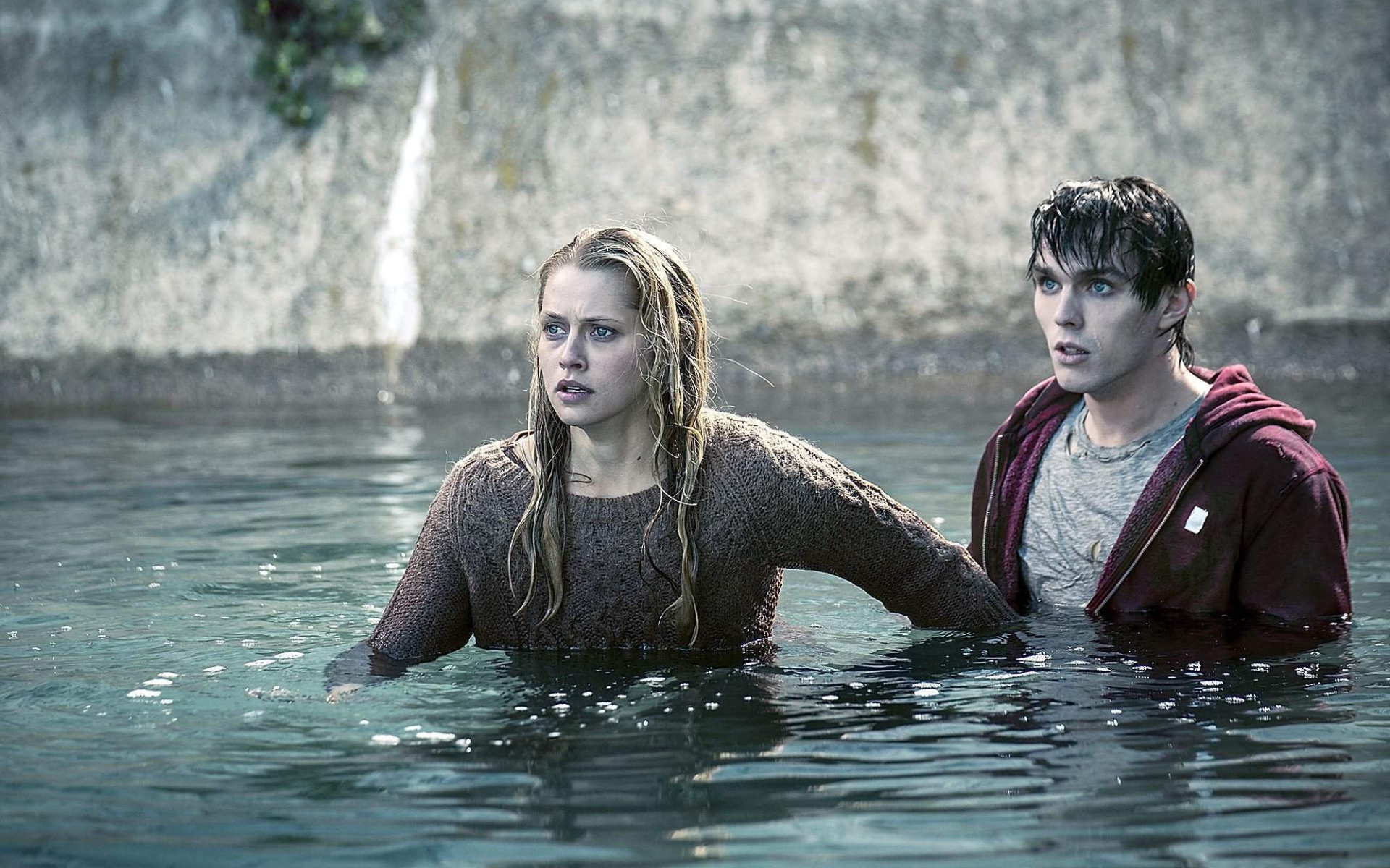 Тепло наших тел зомби купается с девушкой