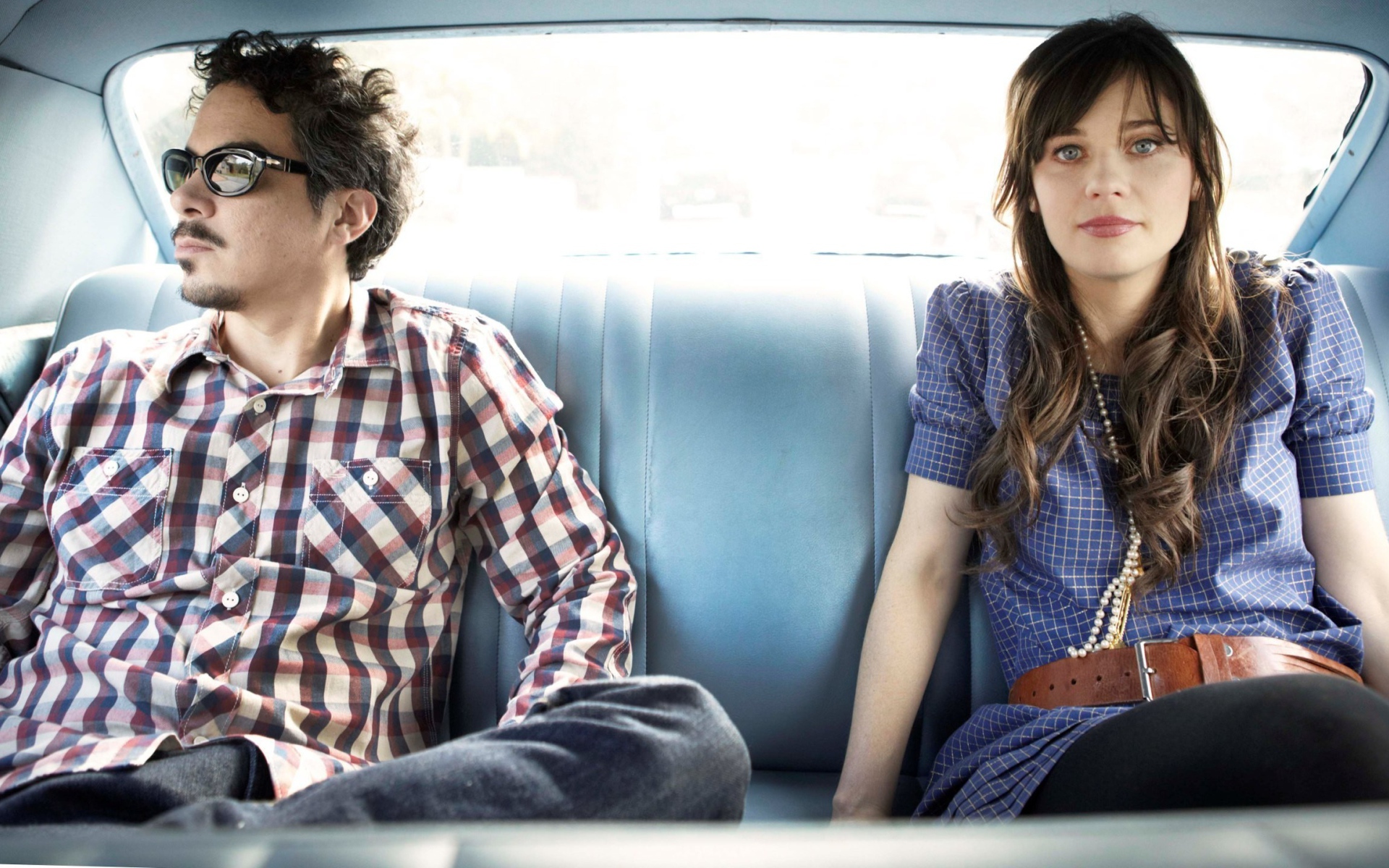 Актеры сидят в автомобиле