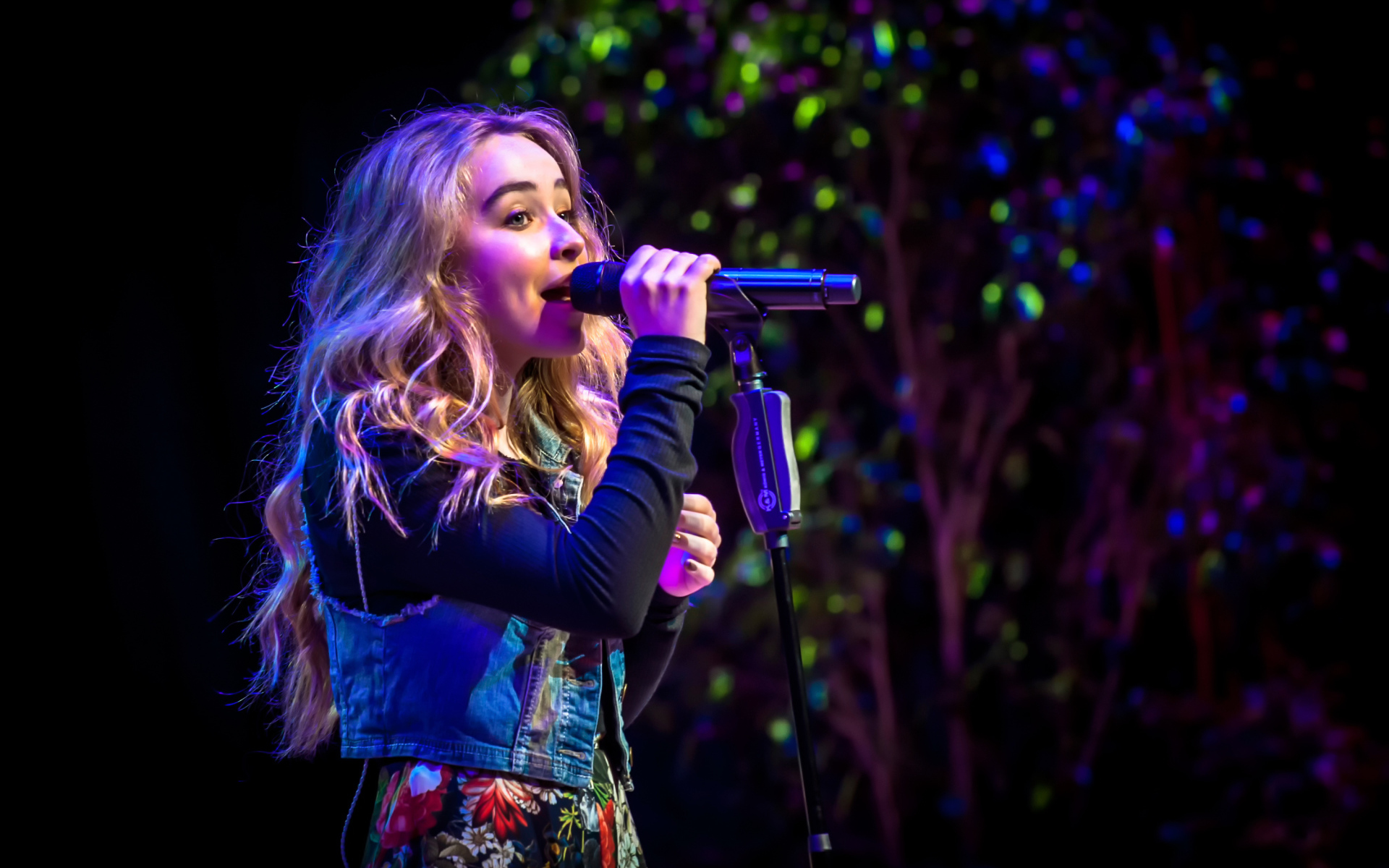 Девочка поет на сцене