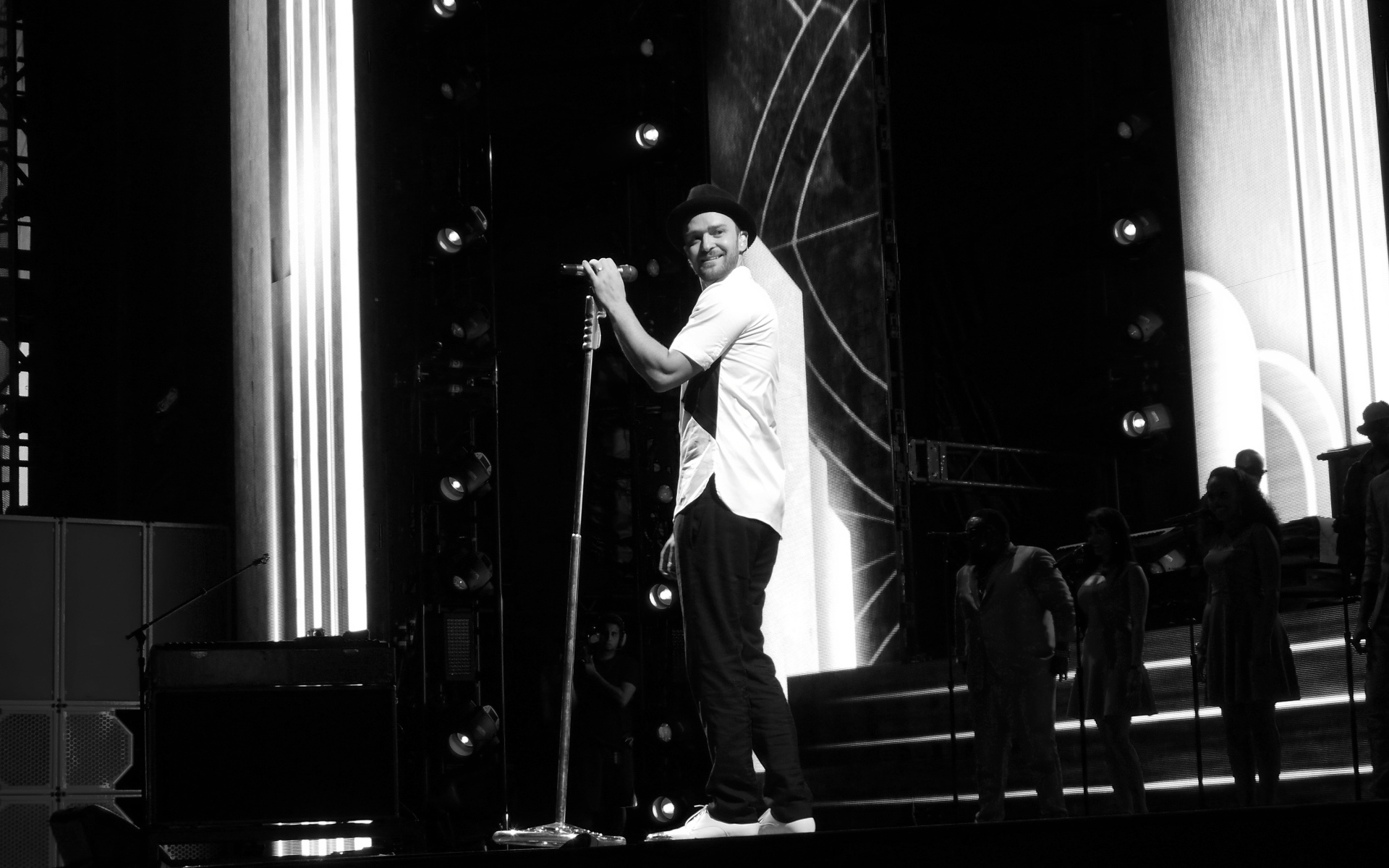 Джастин Тимберлейк выступает в шляпе 