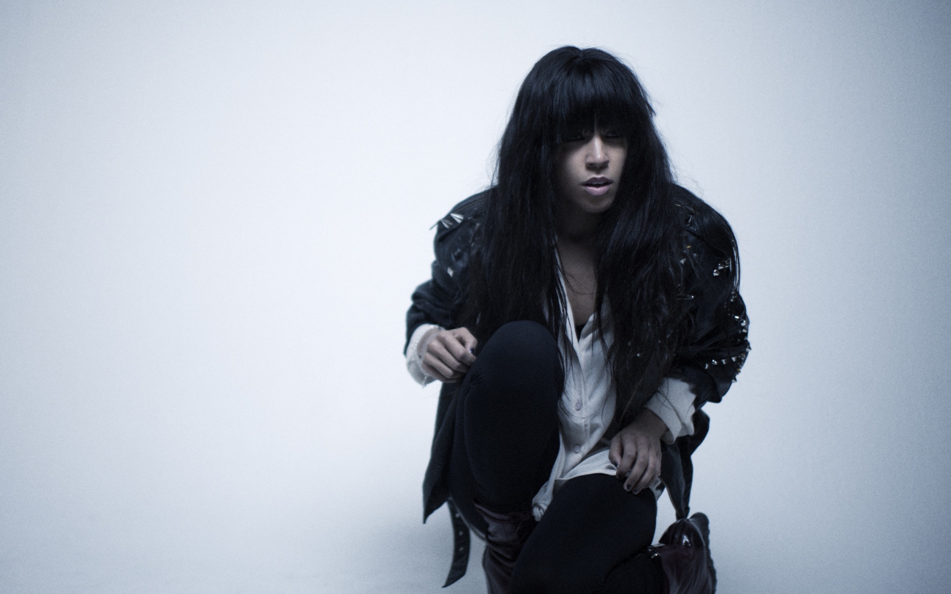 Loreen в черной куртке