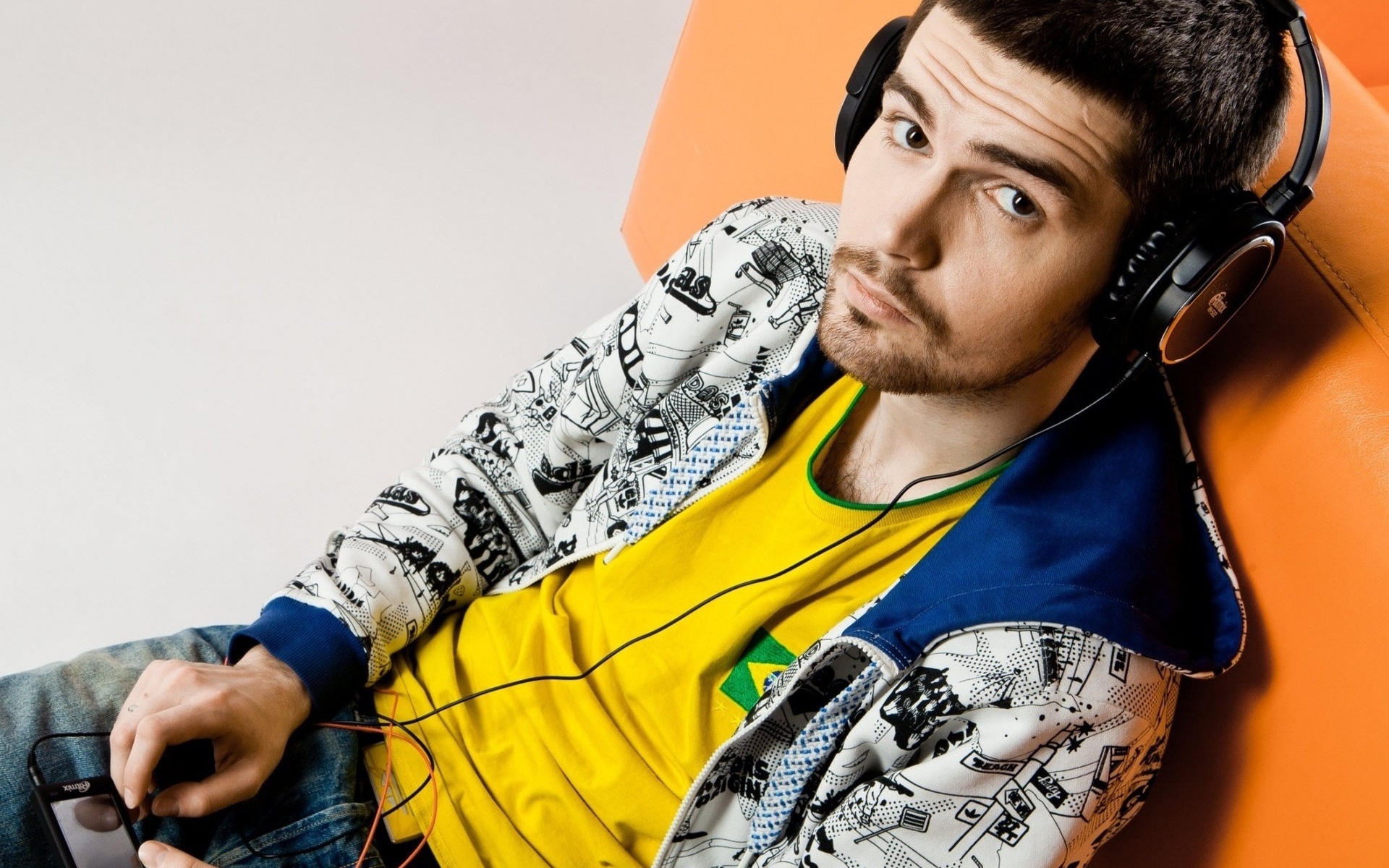 Noize MC в наушниках