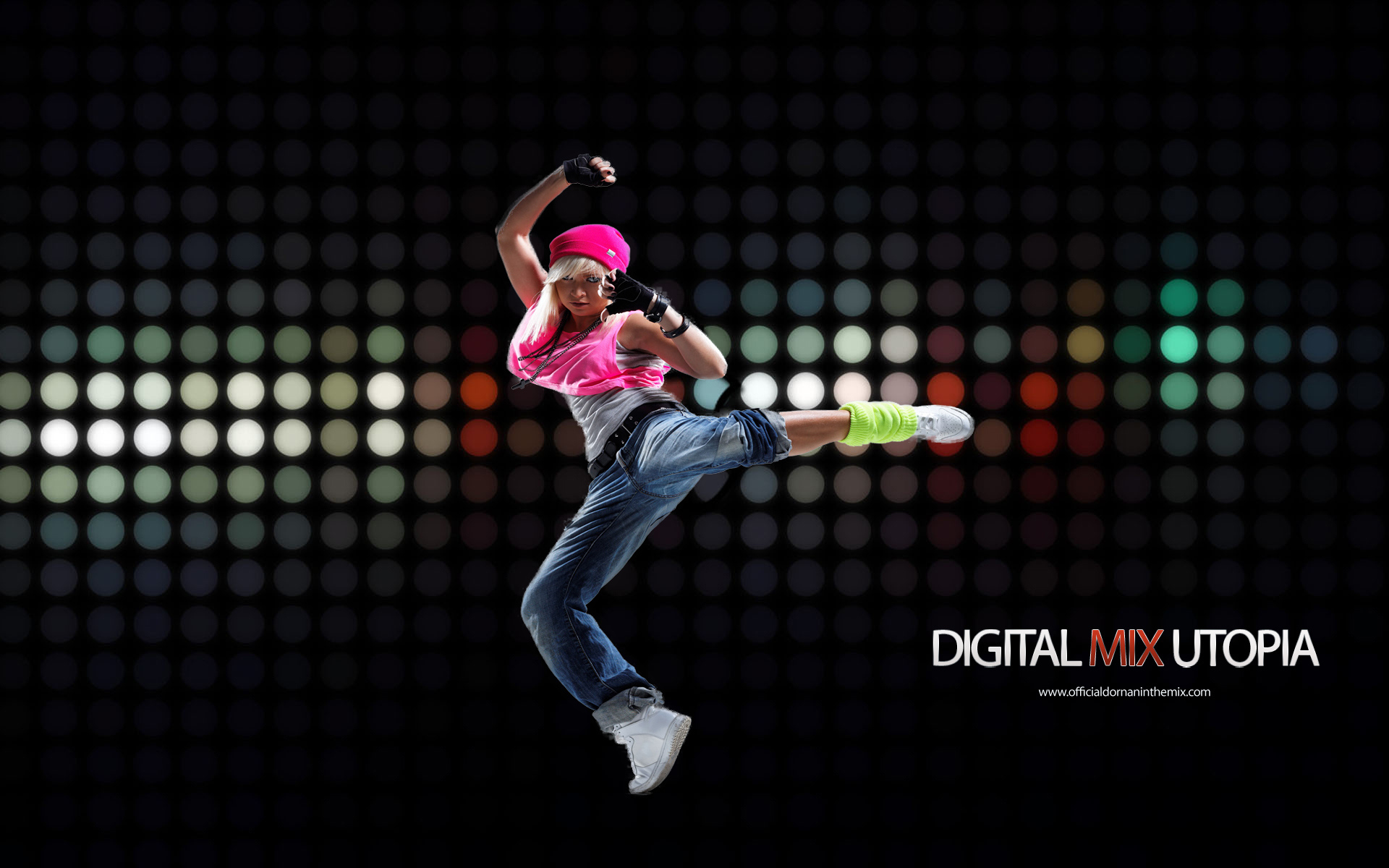 Девушка в розовом на танцполе