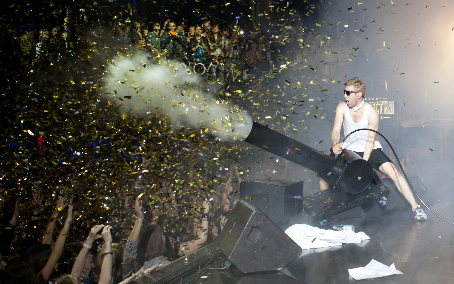 Иван Дорн на концерте запускает хлопушку