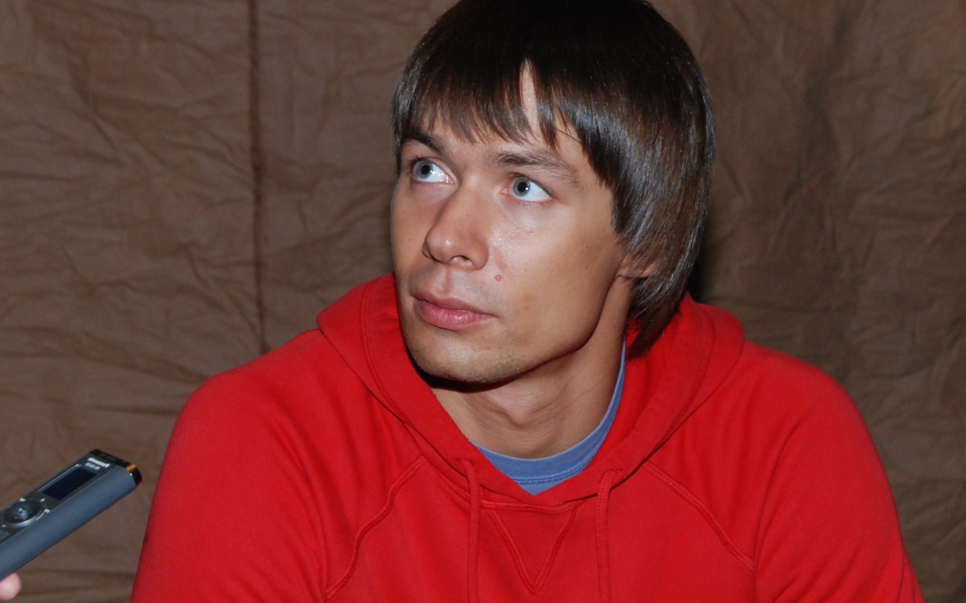 Стас Пьеха в красной олимпийке