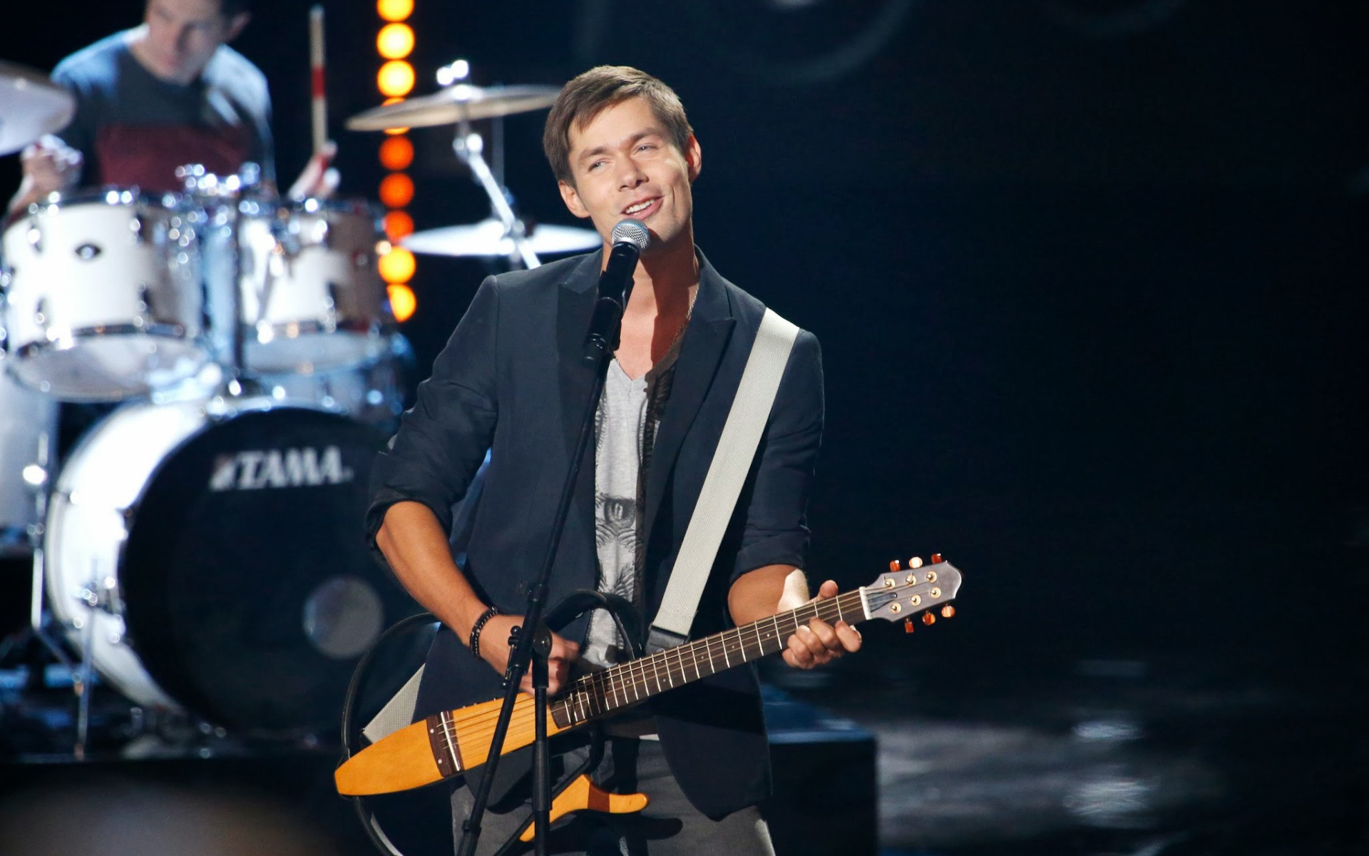 Стас Пьеха поет под гитару