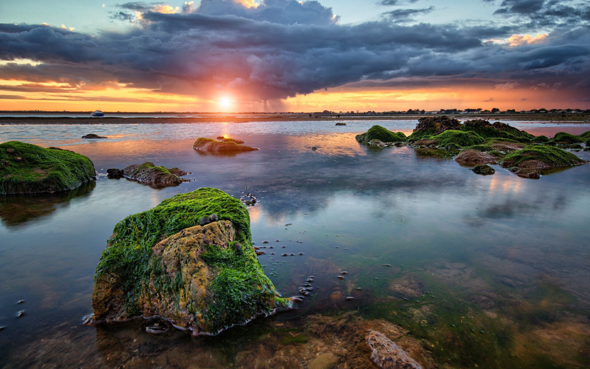 Солнце село за грозовое облако