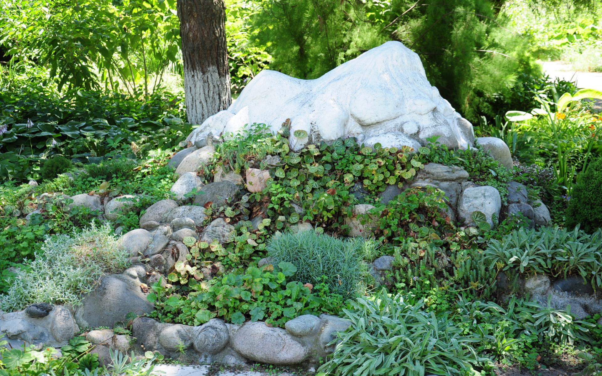 Альпийская горка в саду