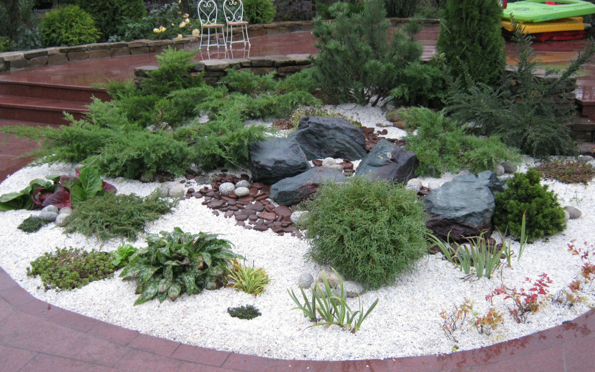 Красивая альпийская горка в нашем саду