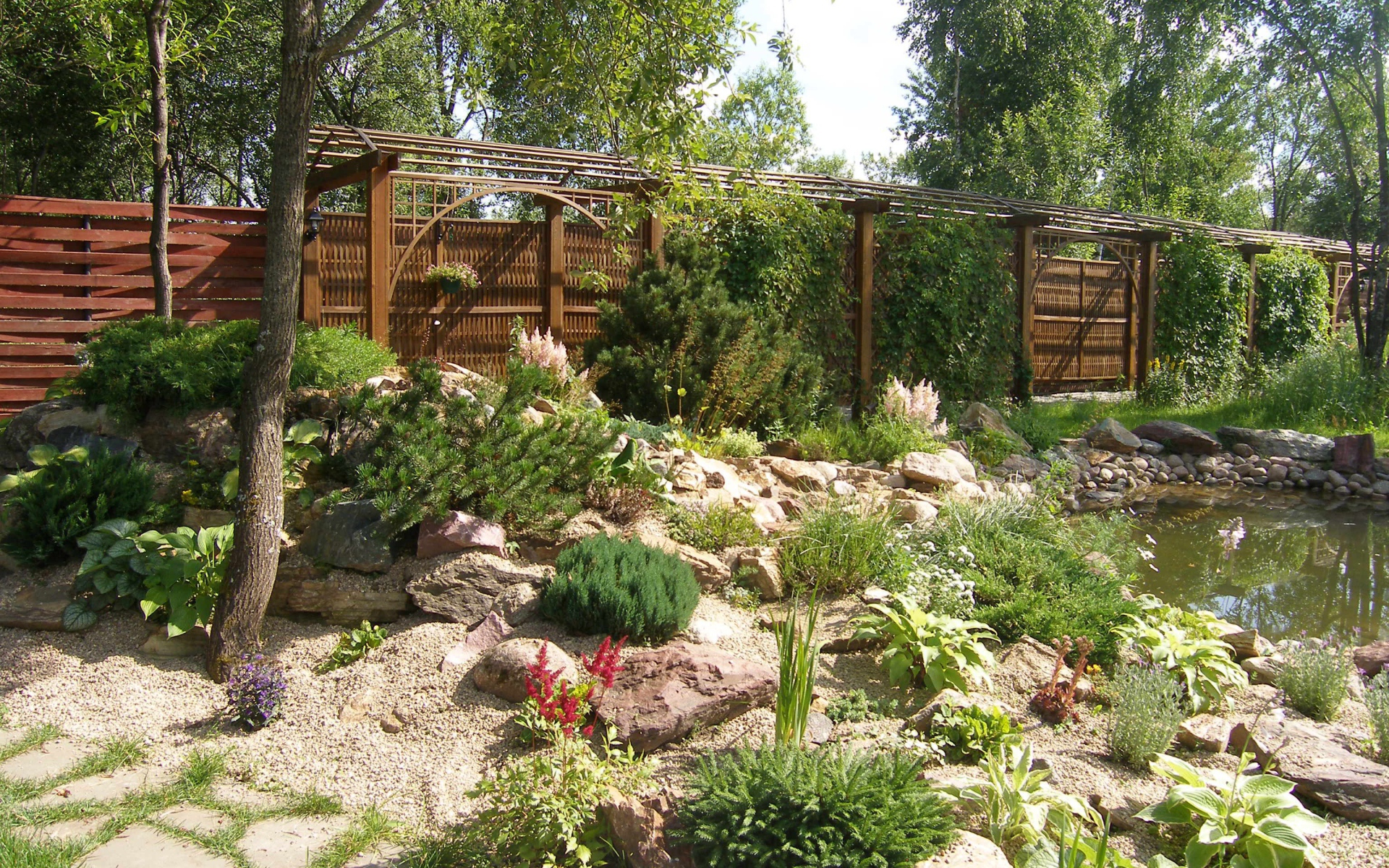 Красивая альпийская горка в саду